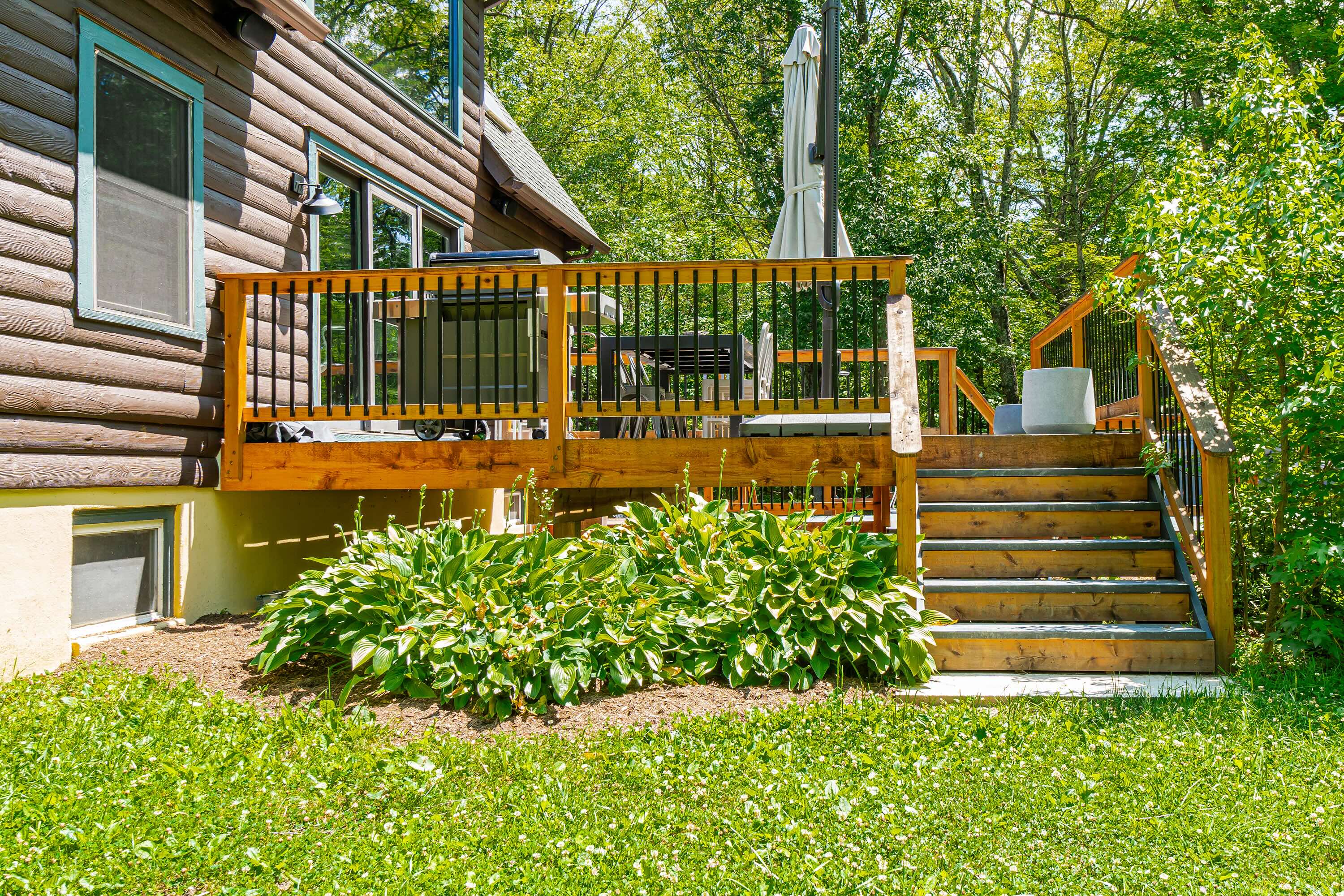 Charming Mohonk Home with Fire Pit and Hot Tub