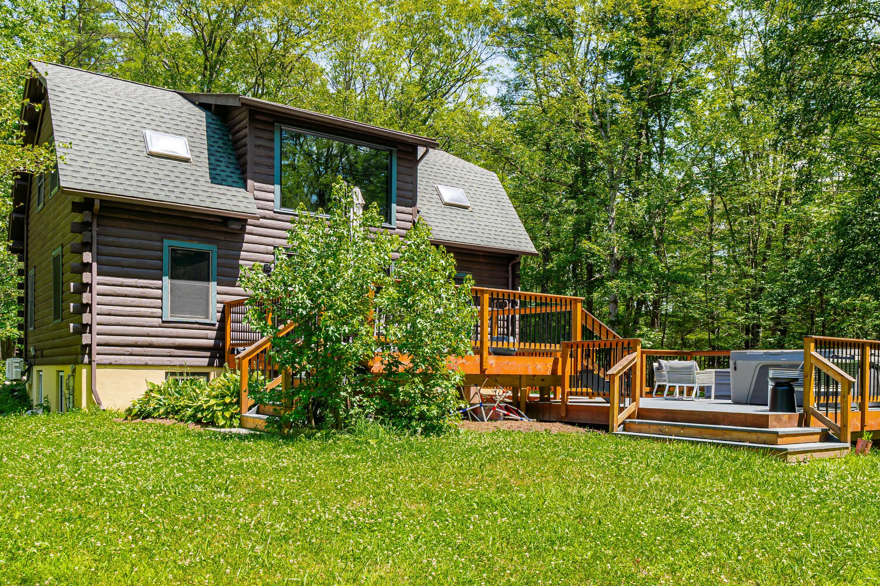 Charming Mohonk Home with Fire Pit and Hot Tub