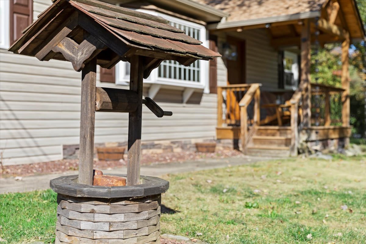 Cozy Home with Hot Tub, Game Room and Fire Pit