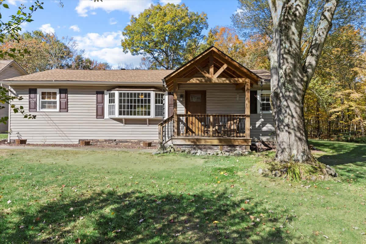 Cozy Home with Hot Tub, Game Room and Fire Pit