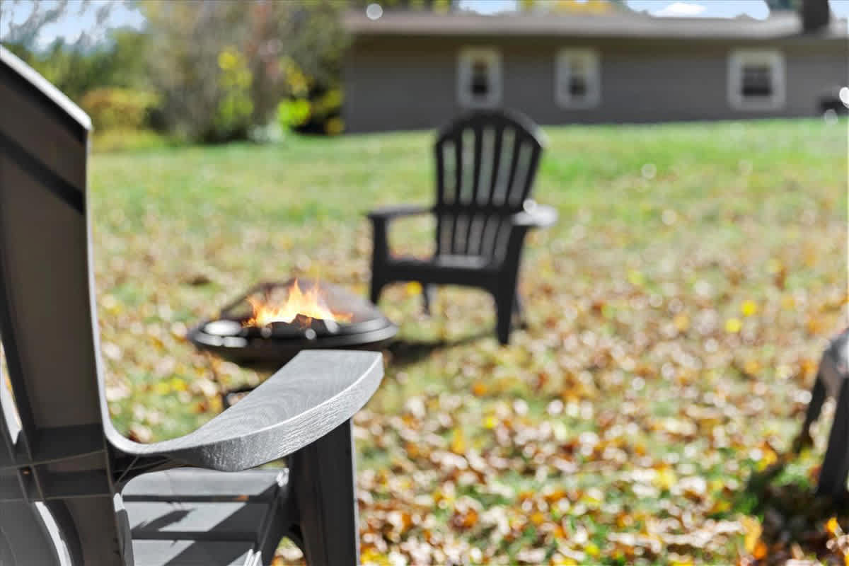 Cozy Home with Hot Tub, Game Room and Fire Pit