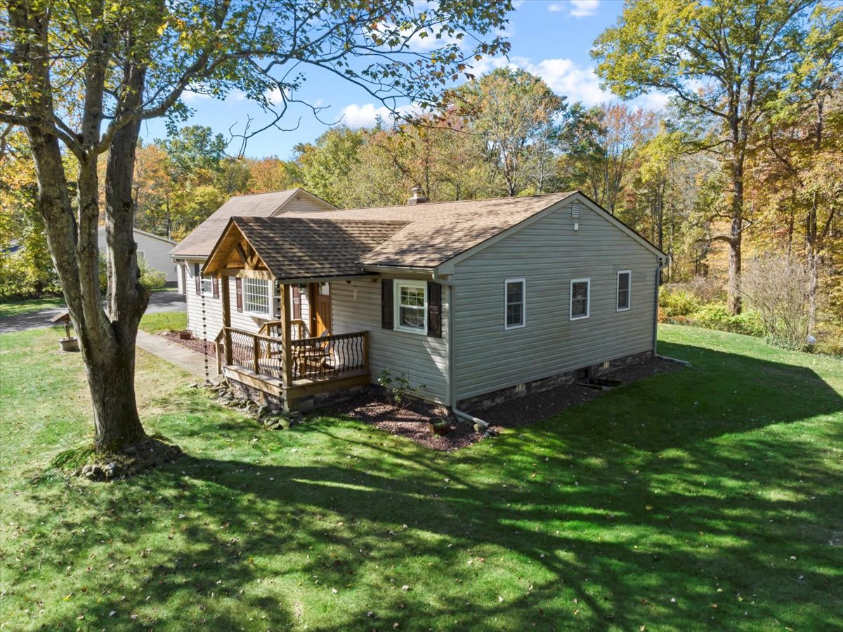 Cozy Home with Hot Tub, Game Room and Fire Pit