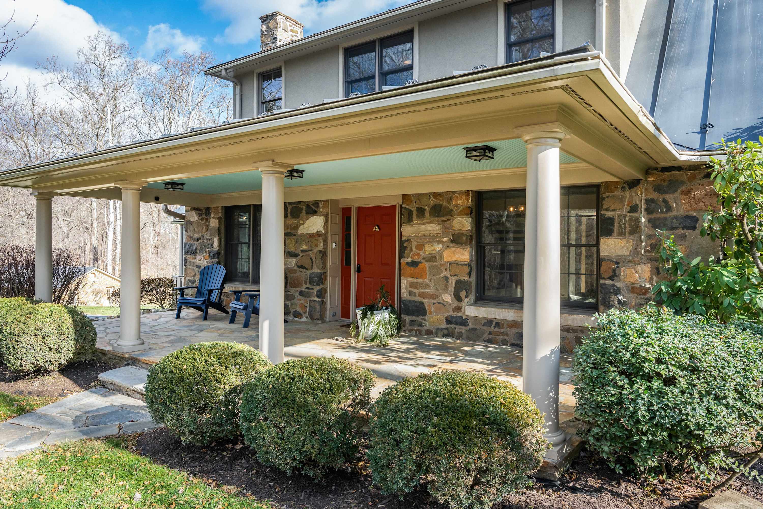 Relaxing Aldie Retreat, with Fireplaces and Pool