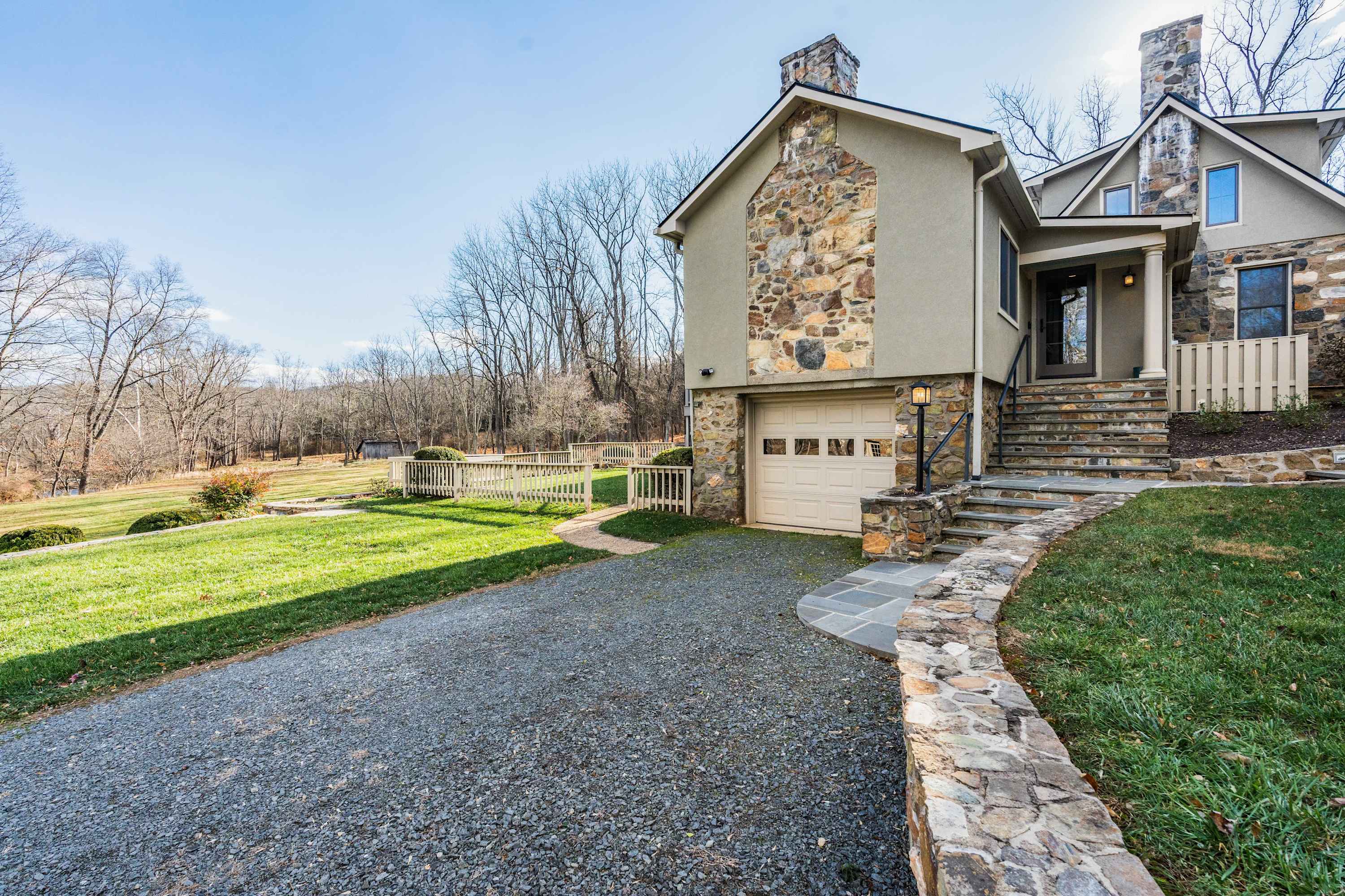 Relaxing Aldie Retreat, with Fireplaces and Pool