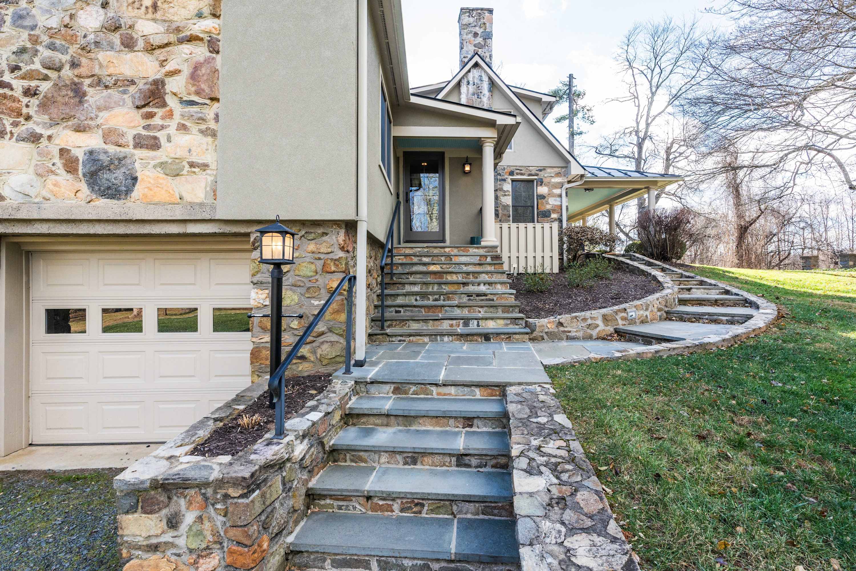 Relaxing Aldie Retreat, with Fireplaces and Pool