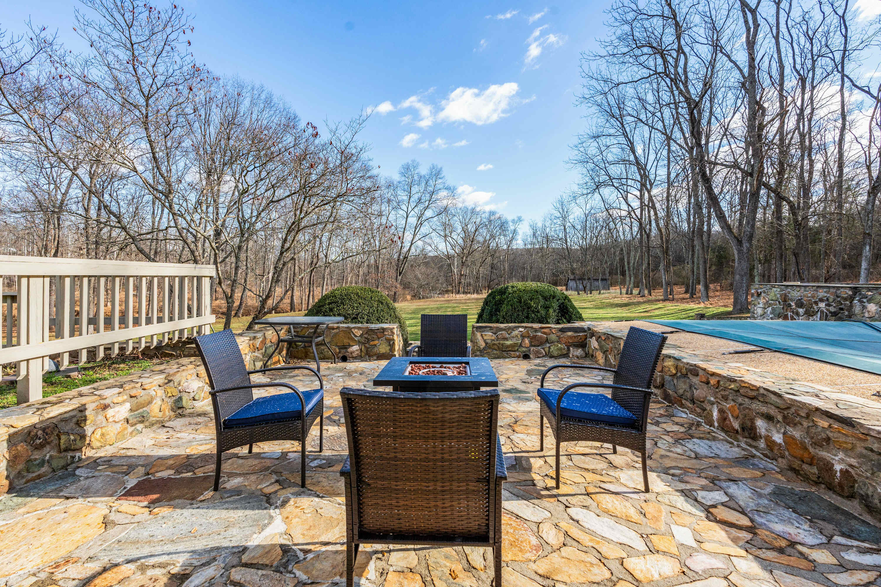 Relaxing Aldie Retreat, with Fireplaces and Pool