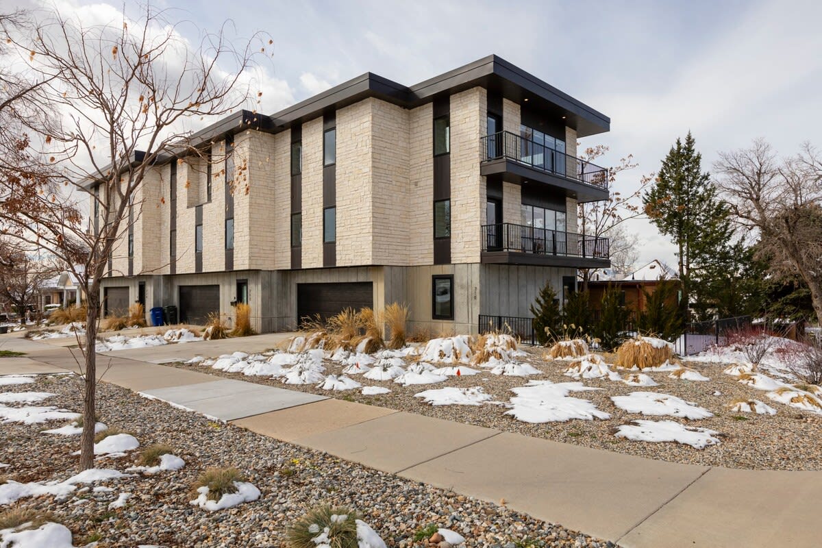 Luxurious Mountain-View Townhouse