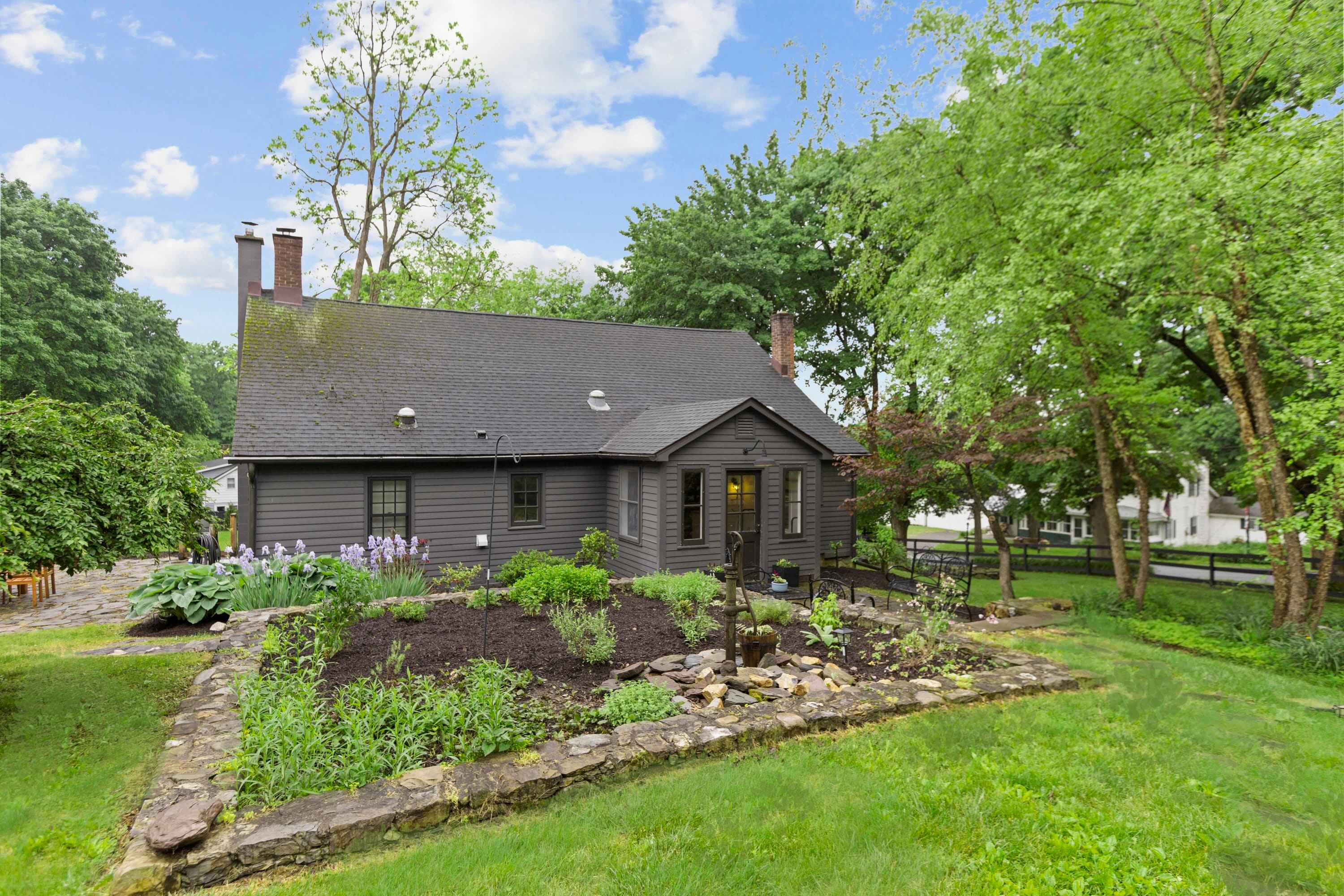 Historic Cottage w Brand New Hot Tub and Game Room