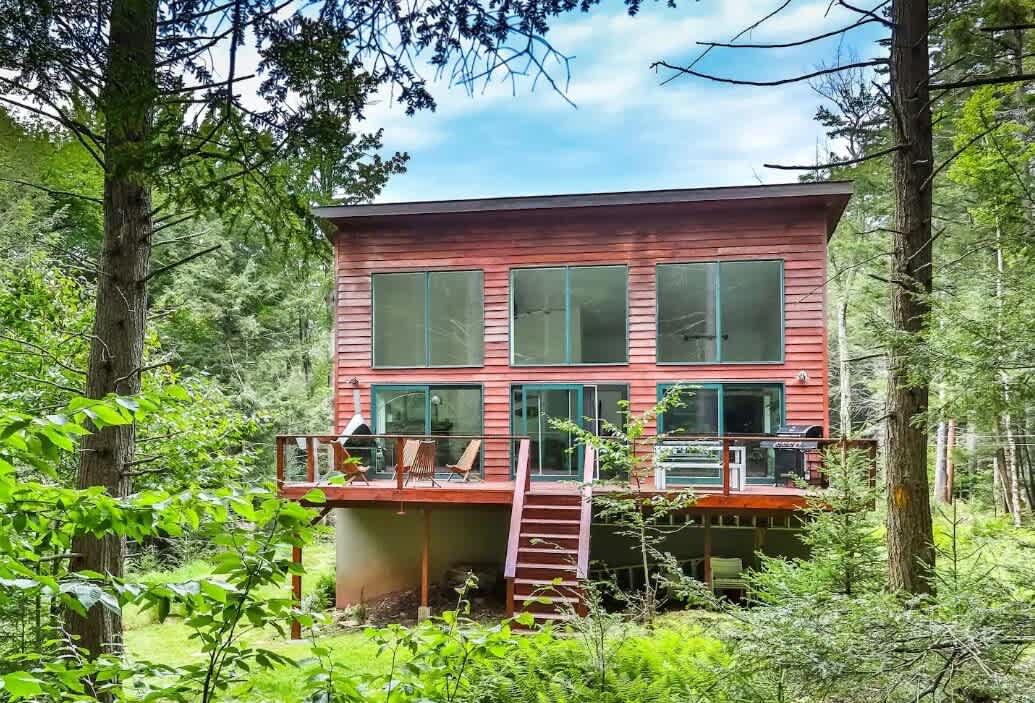 Unique and Private 25ft Waterfall House in Hunter