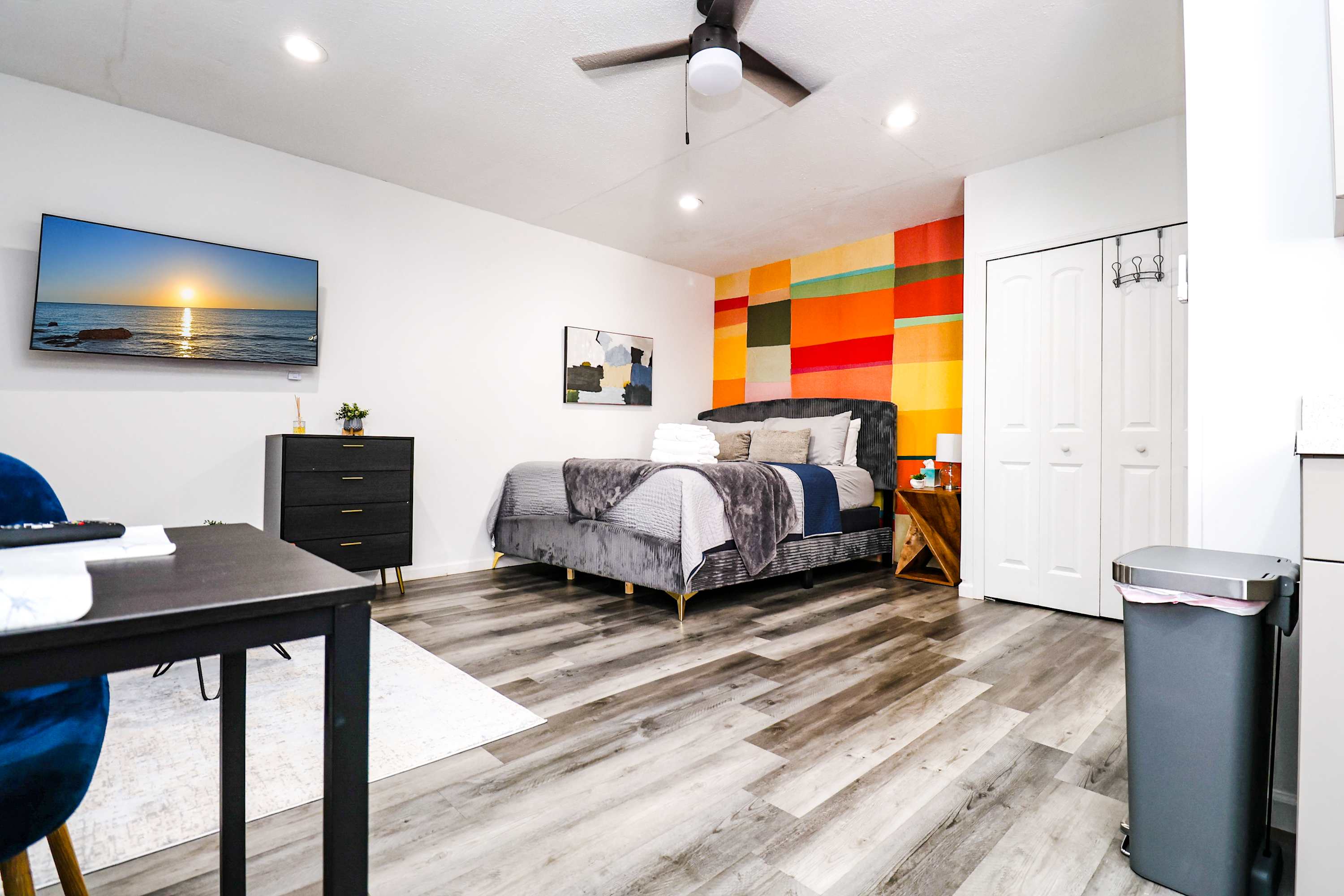 *NewRenovatedAPT*KINGbed*PetsOk+Priv Entry