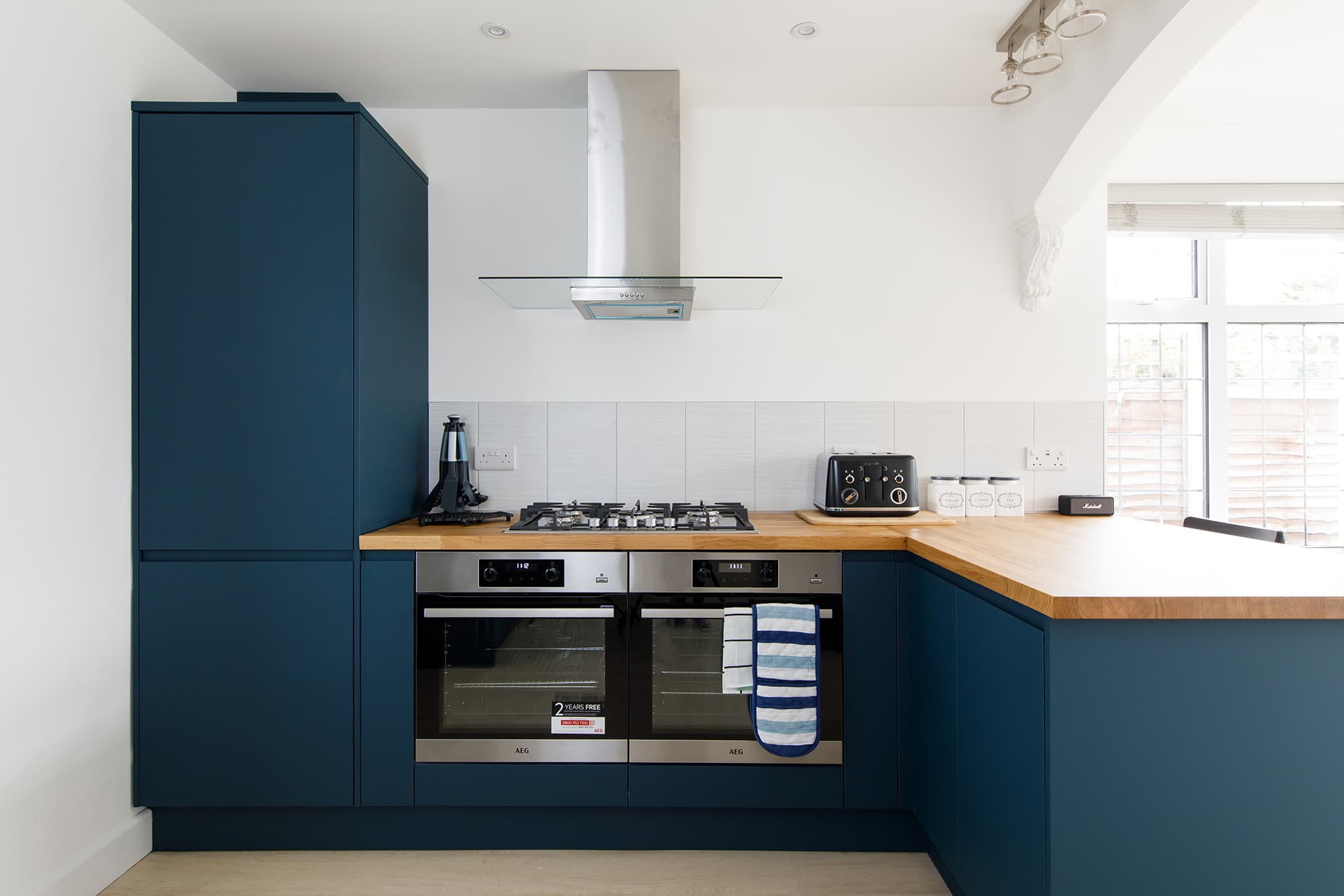 The modern and stylish kitchen has everything you need to prepare drinks, meals and snacks for the whole family.