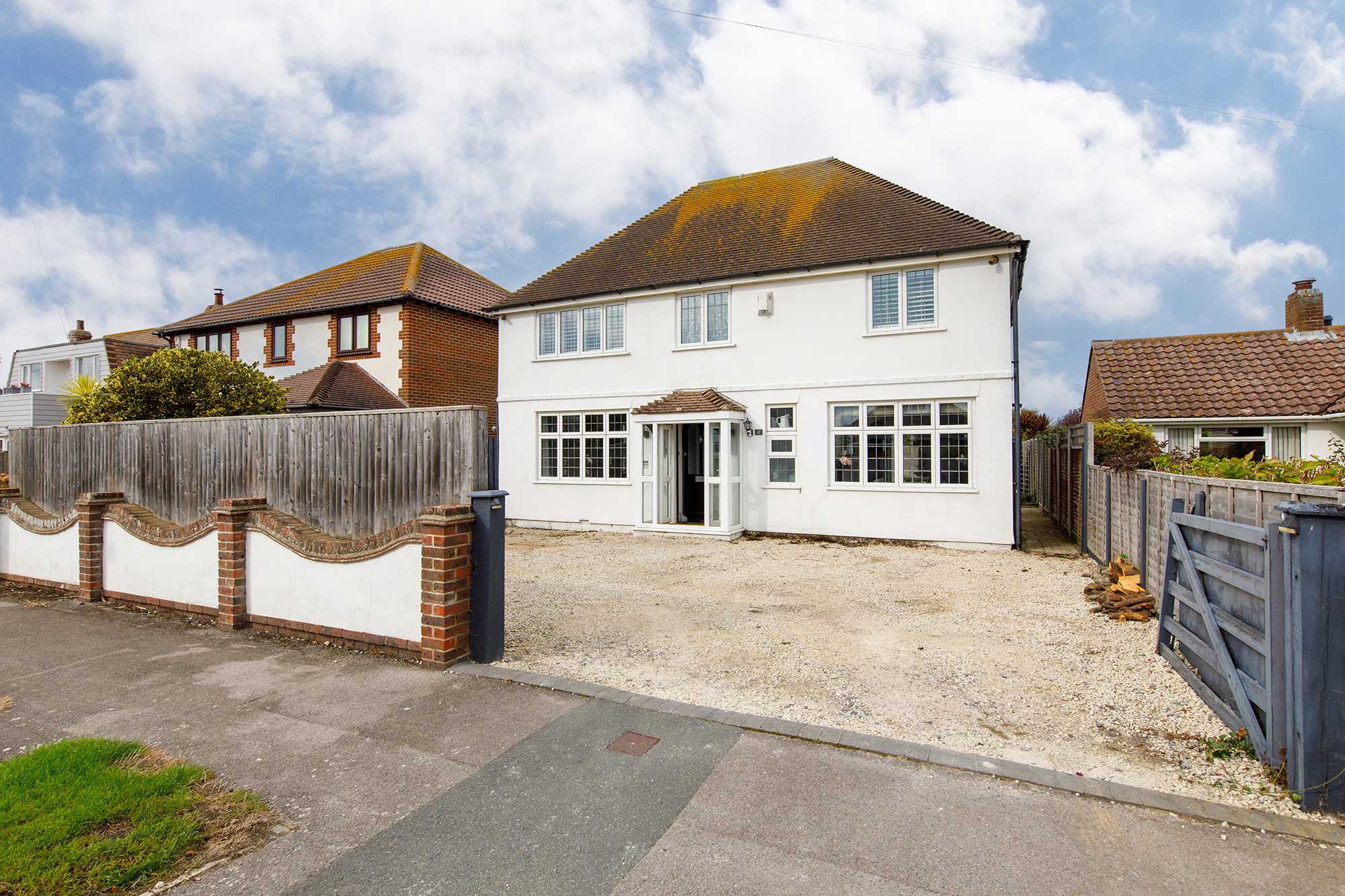 Bright & Modern 4 br House 100 metres from Beach!