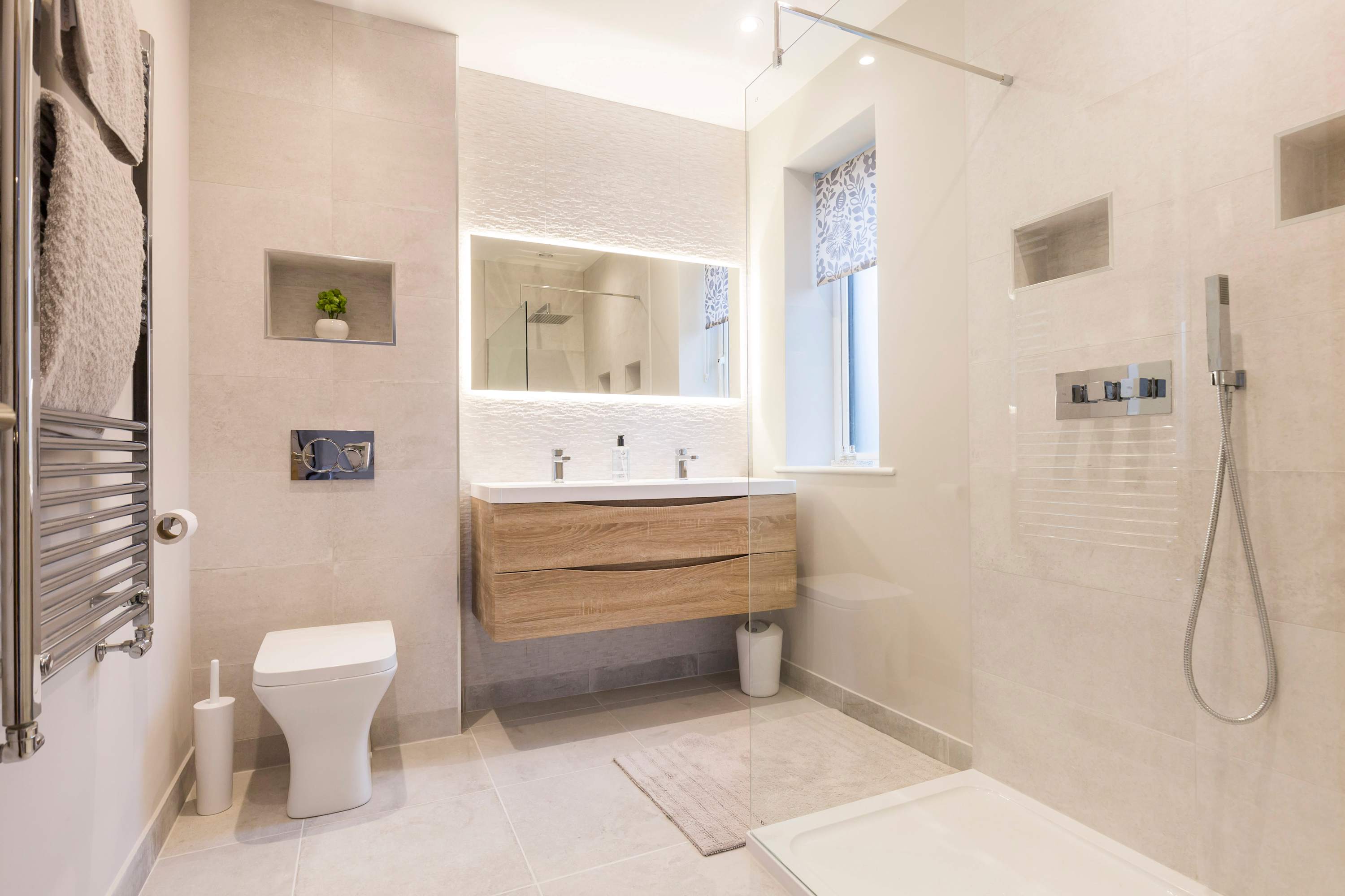 Stylish new home with parking – king beds, garden