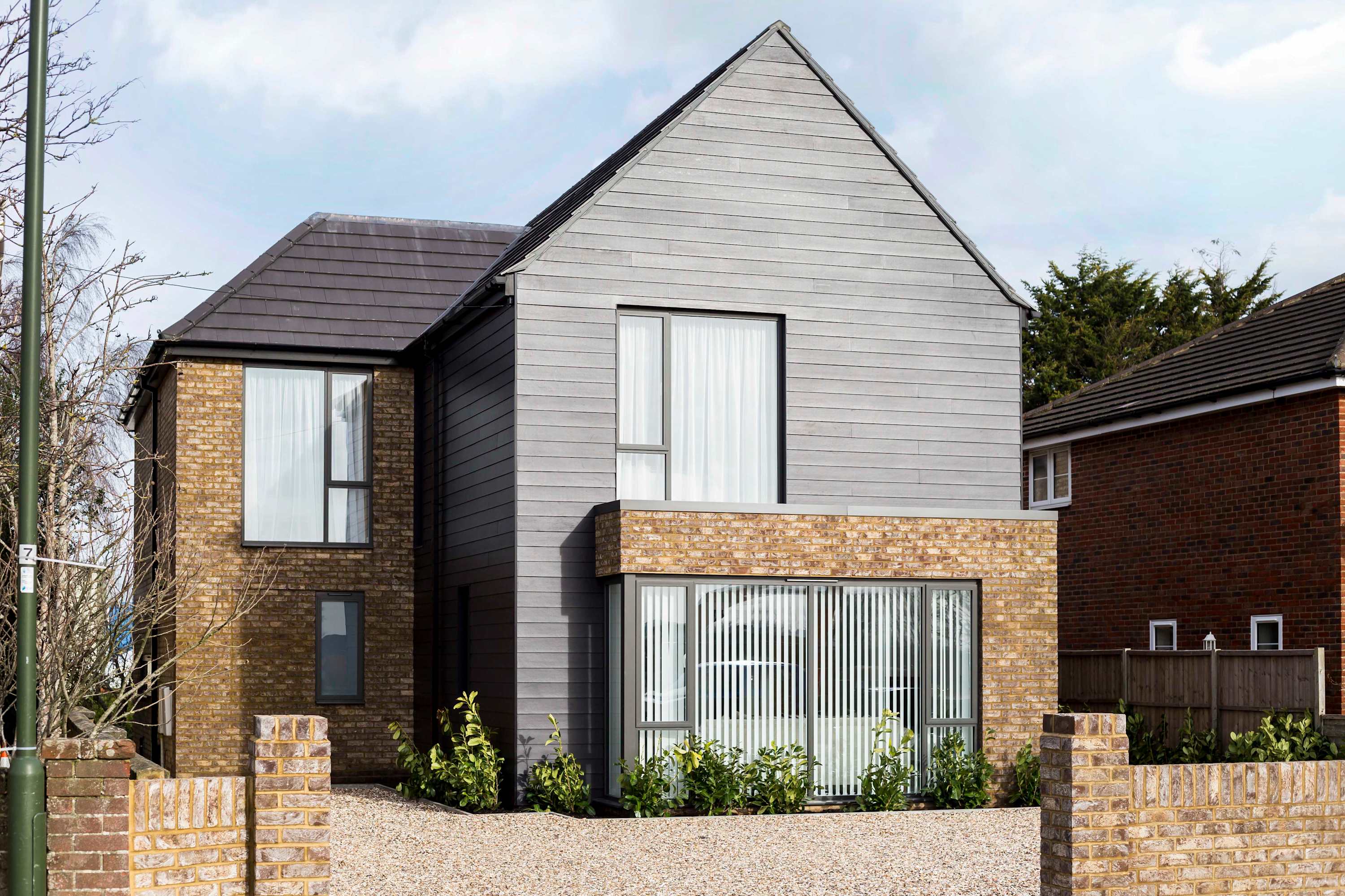 Stylish new home with parking – king beds, garden