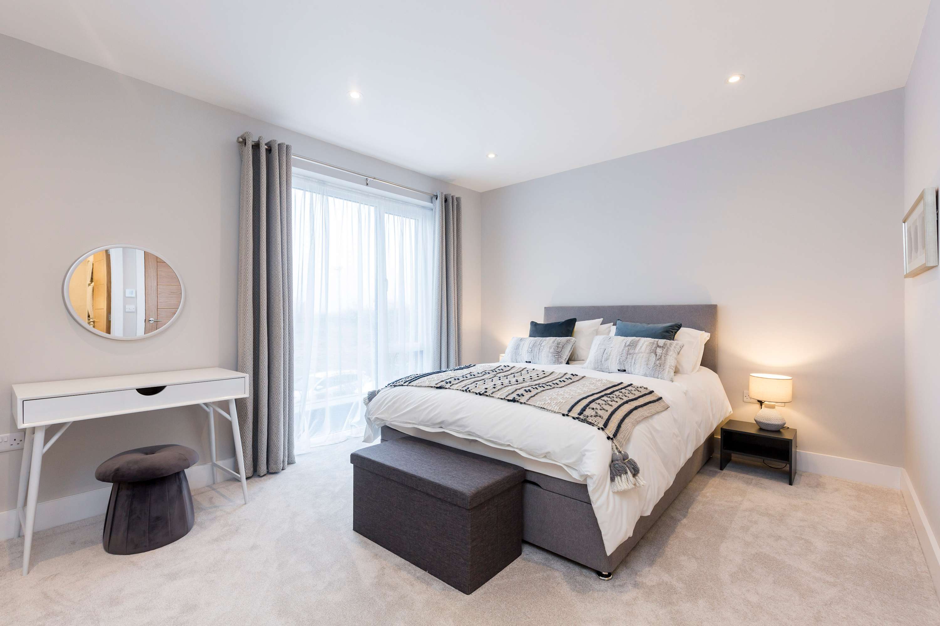 Stylish new home with parking – king beds, garden