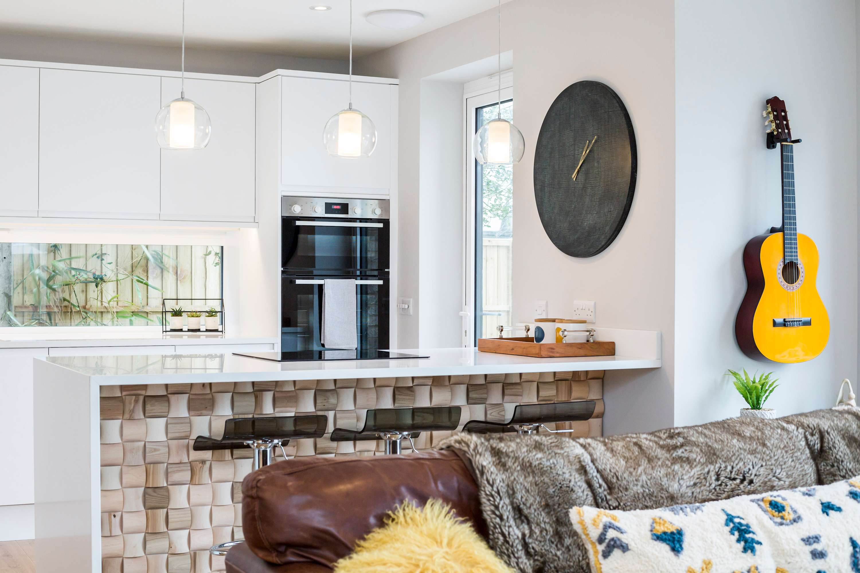 Stylish new home with parking – king beds, garden