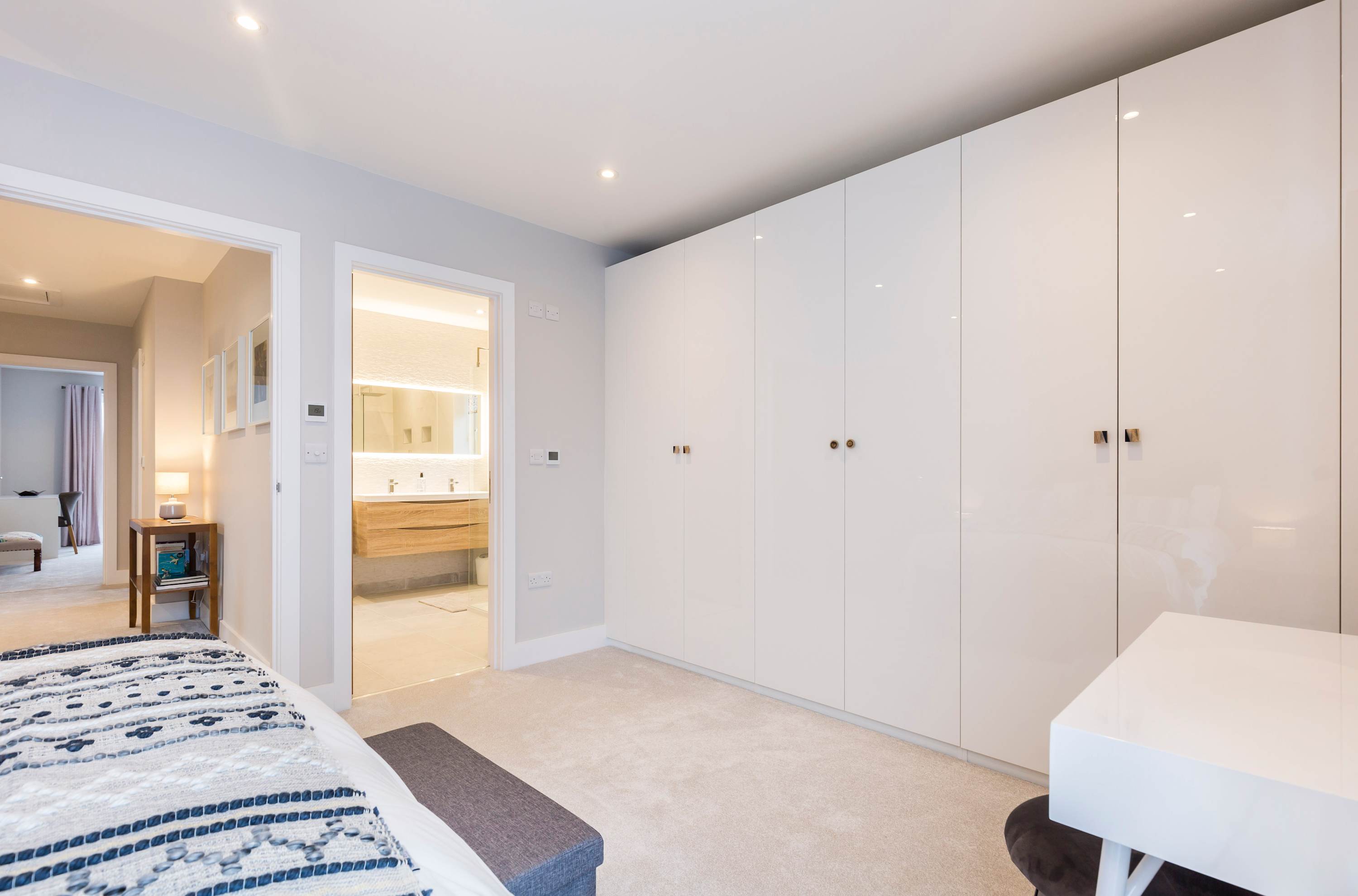 Plenty of storage space thanks to this built-in wardrobe.