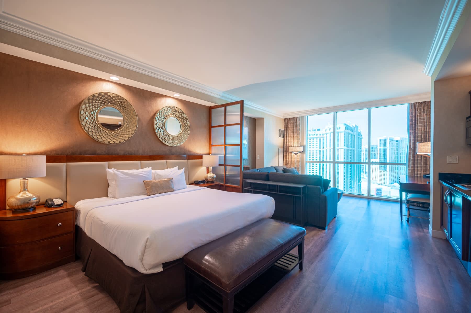 No Resort Fee Strip View Suite +Free Valet + Pool — Las Vegas, NV — vacation rental
