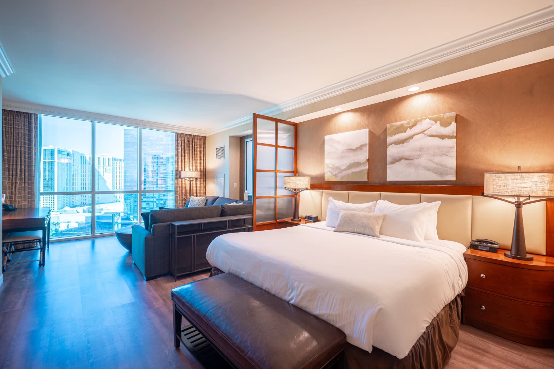 No Resort Fee Strip View Suite+ Free Valet + Pool — Las Vegas, NV — vacation rental