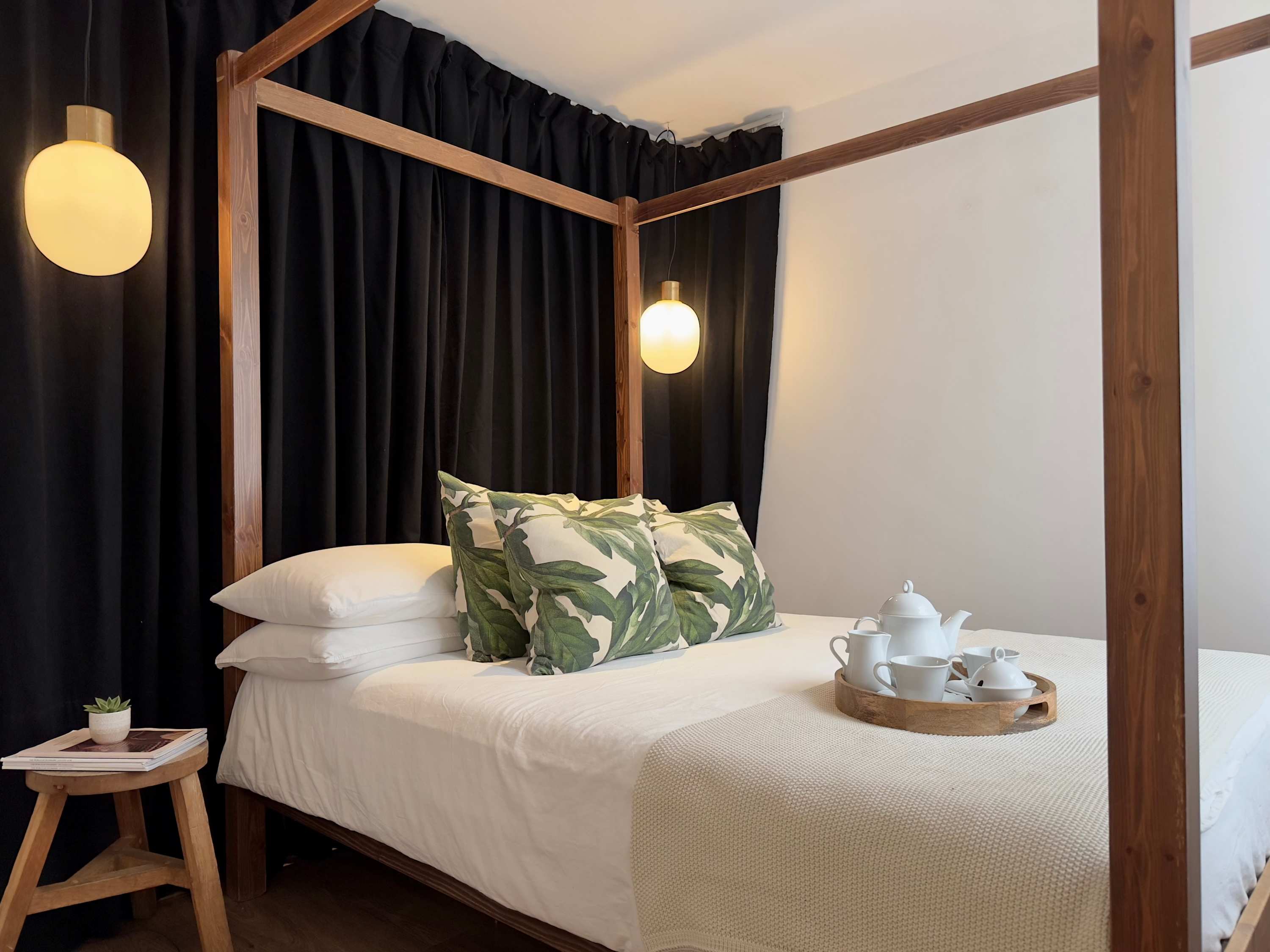 Chic Marble Arch w/ 100" Cinema & Premium Mattress