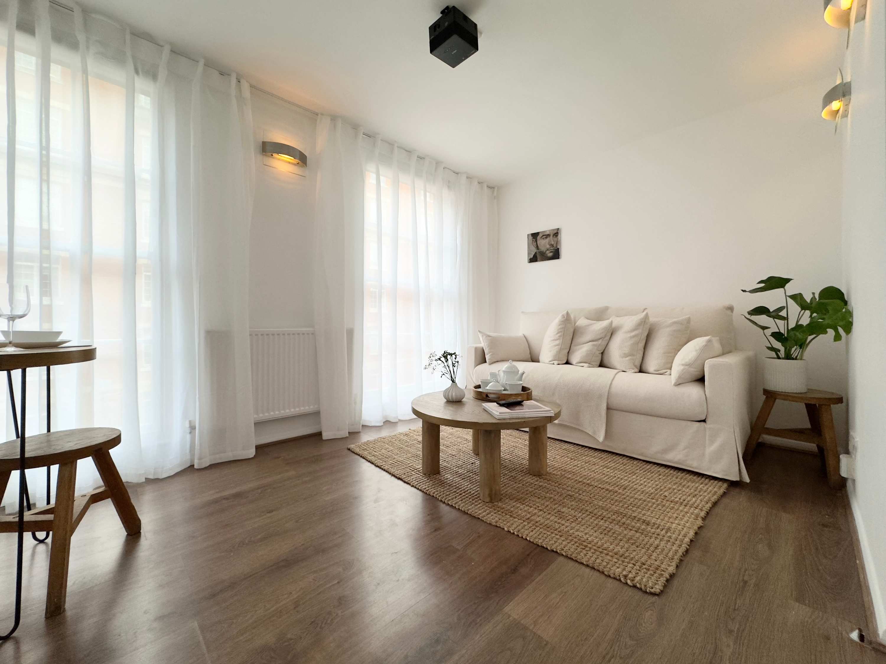 Chic Marble Arch w/ 100" Cinema & Premium Mattress — England — vacation rental