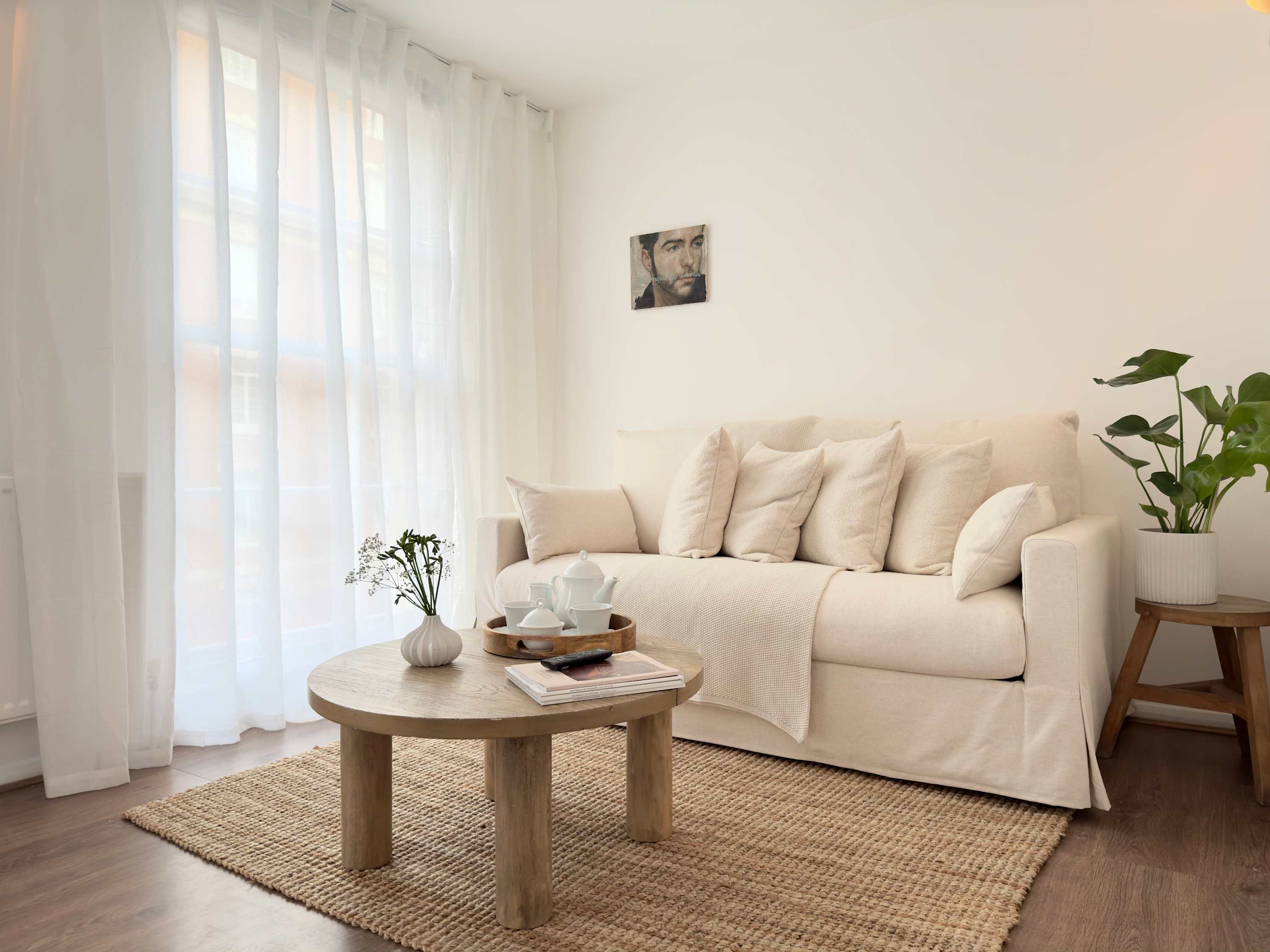 Chic Marble Arch w/ 100" Cinema & Premium Mattress