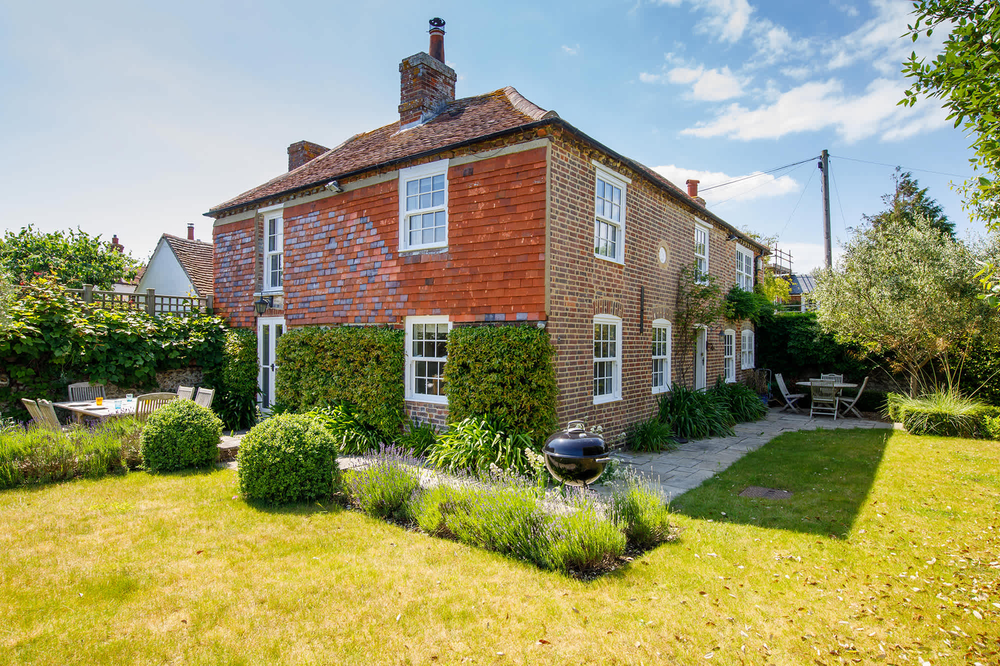 Country cottage in pretty village / quay views