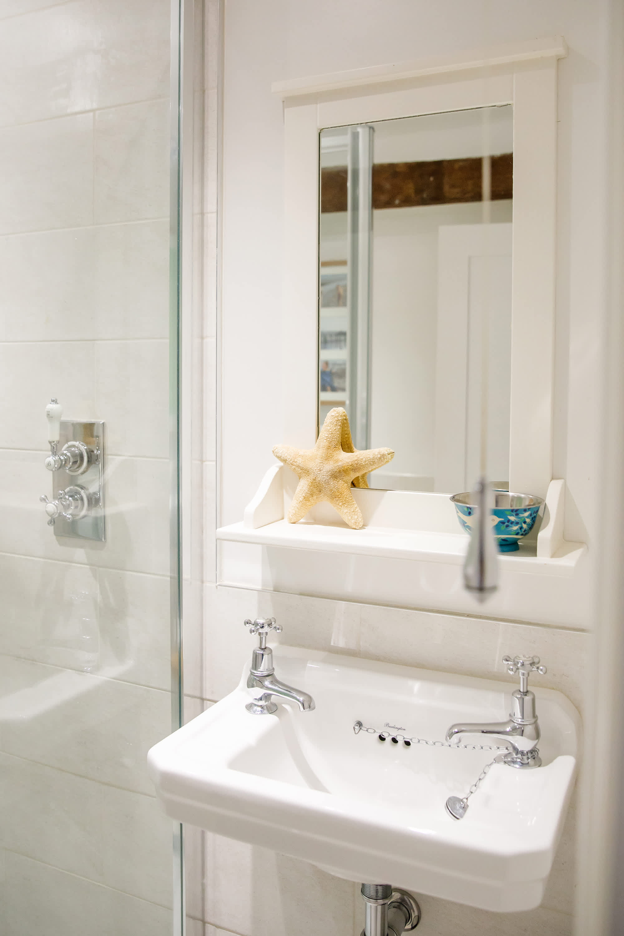 Would you look at the cute little sink