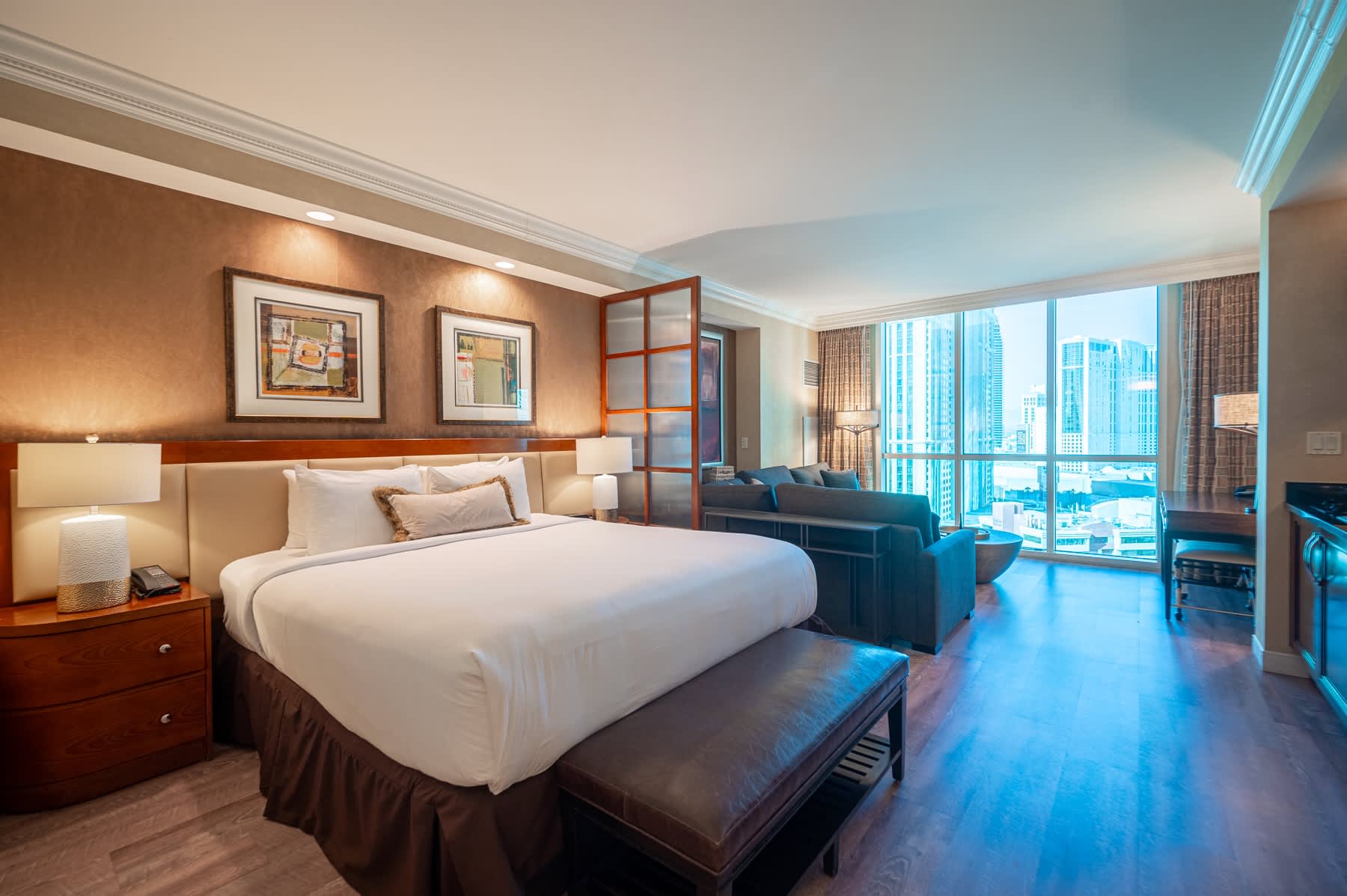 No Resort Fee Strip View Suite + Free Valet+ Pool — Las Vegas, NV — vacation rental
