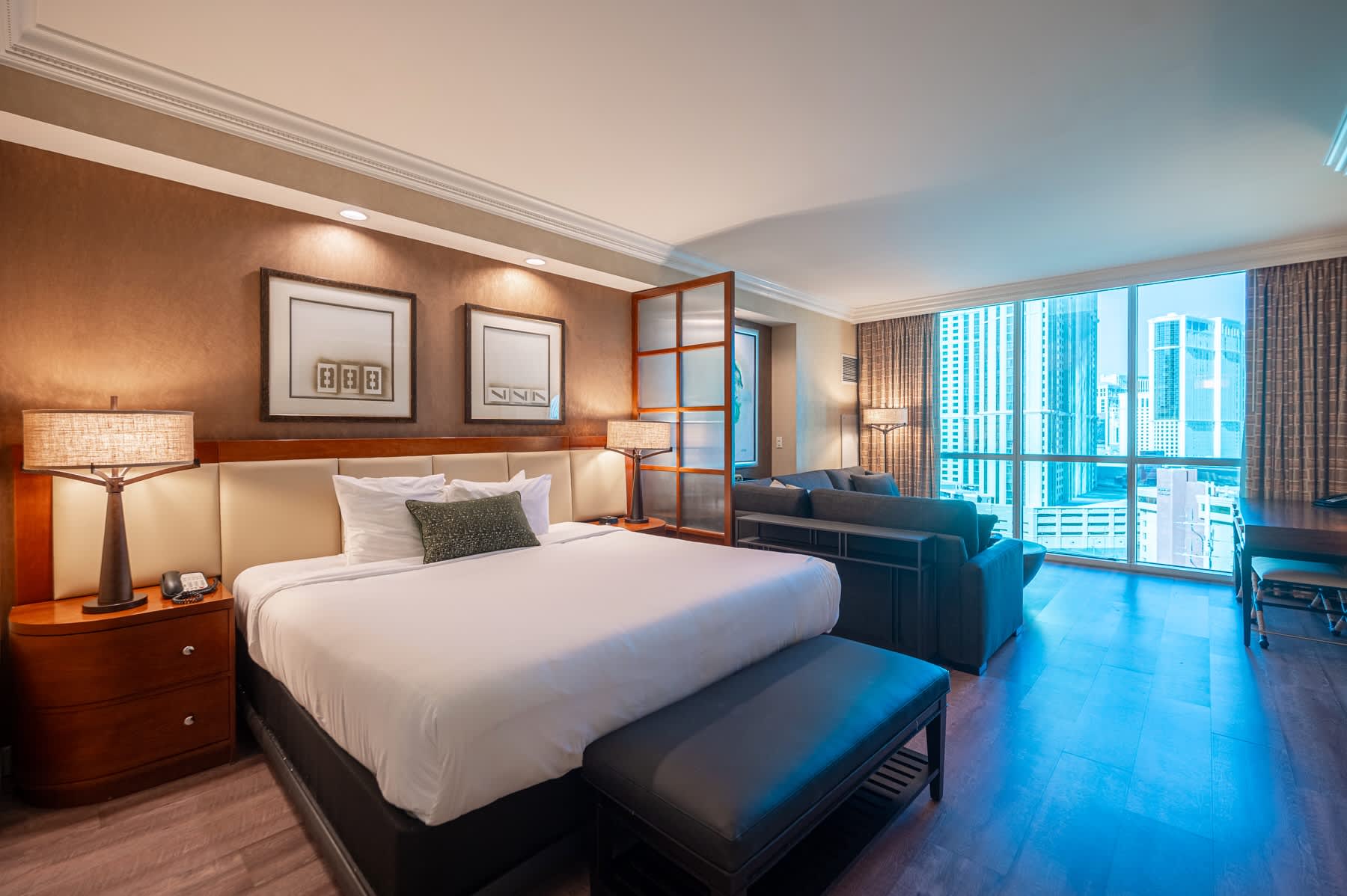 No Resort Fee Strip View Suite + Free Valet + Pool — Las Vegas, NV — vacation rental