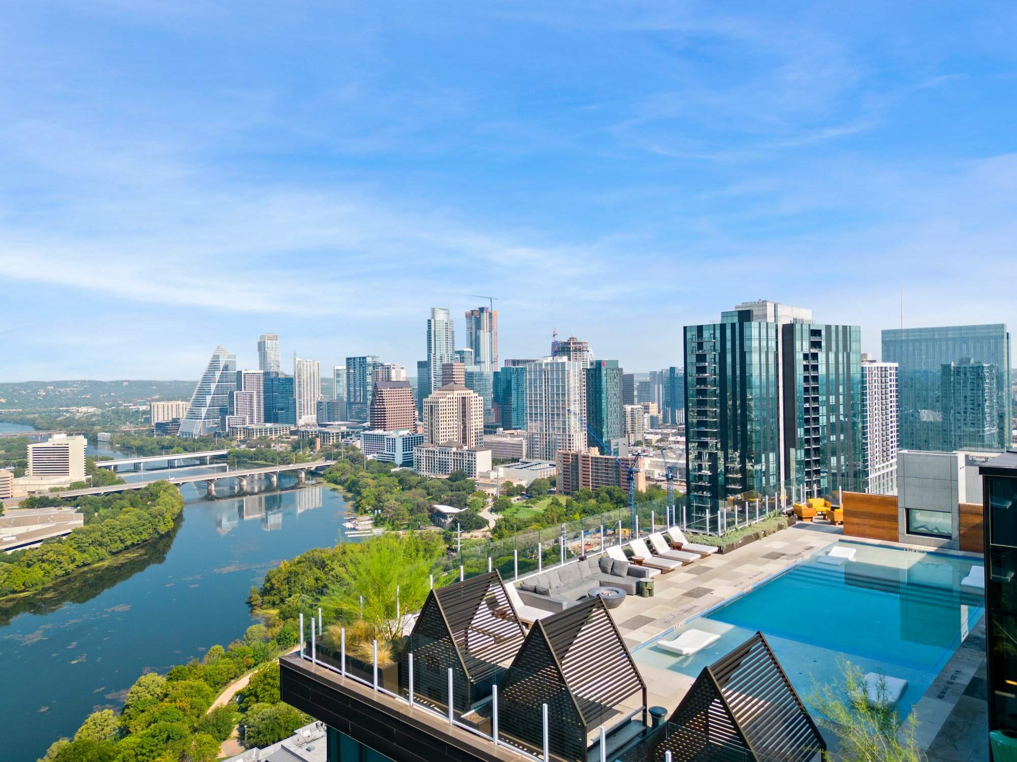 High-Rise Condo | Mins to Rainey St | Pool | Gym 2