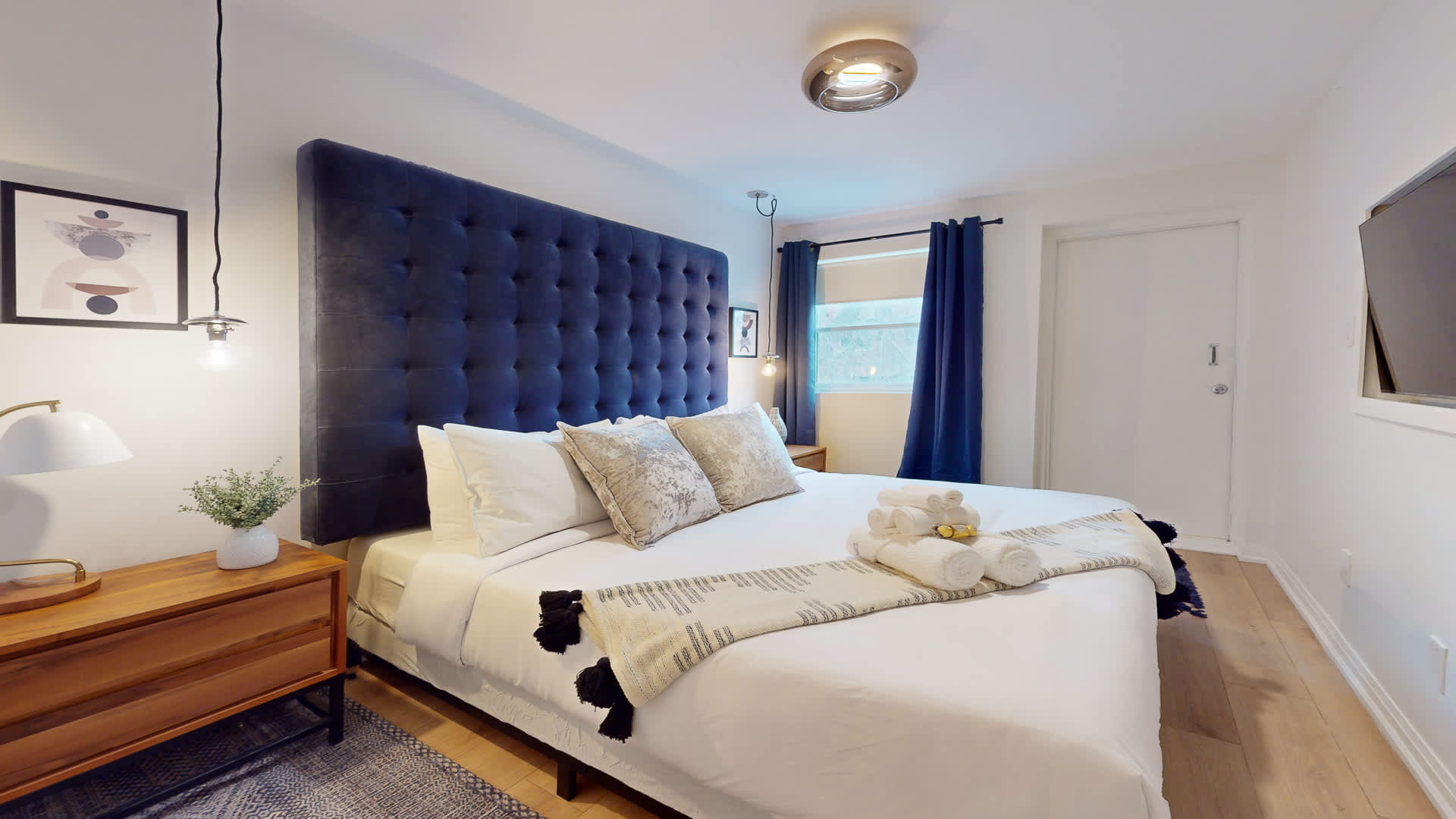 Casa Hotels Elegant 2BR Suite in Leslieville | Photo 4