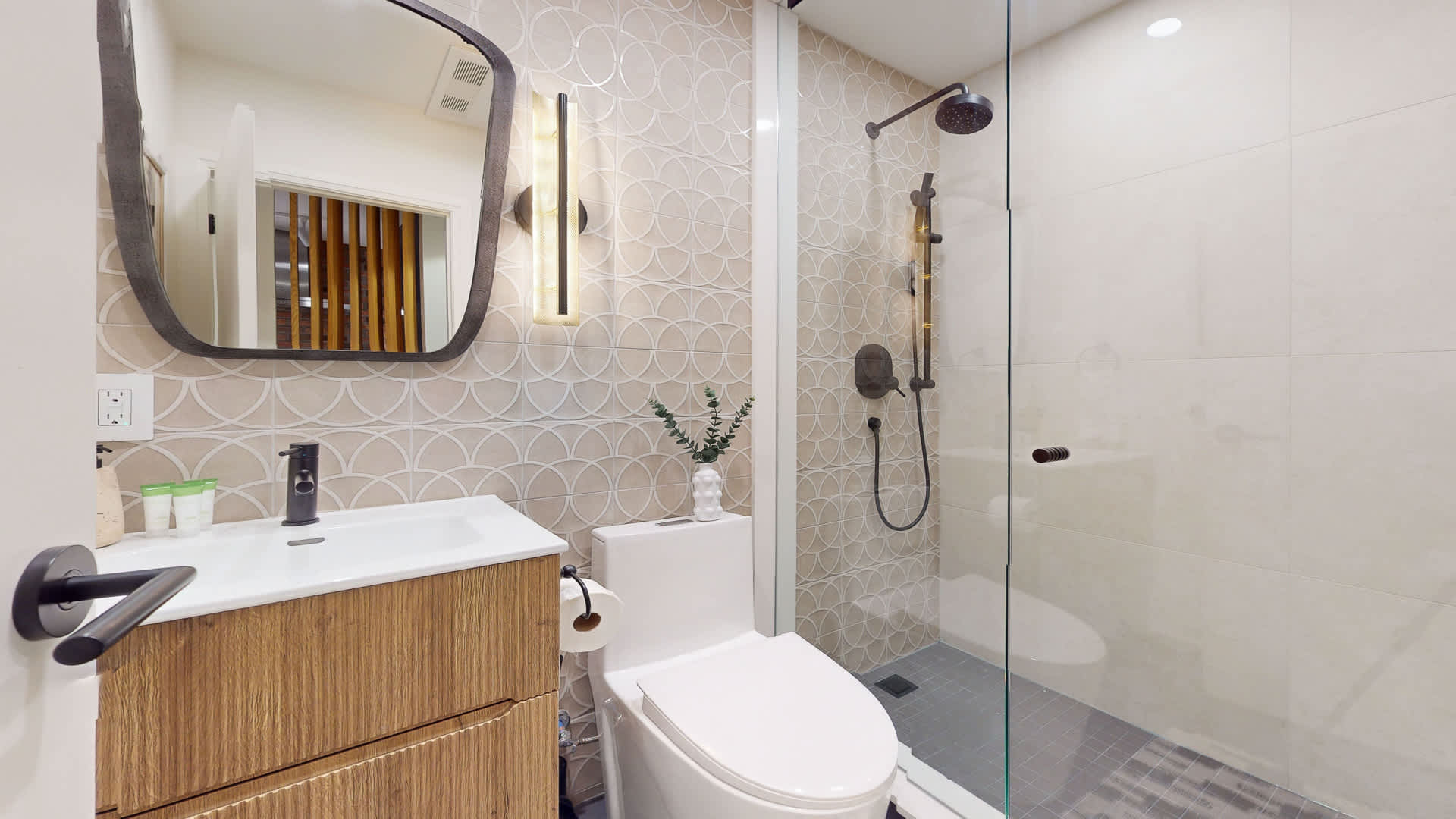 Casa Hotels Elegant 2BR Suite in Leslieville | Photo 21