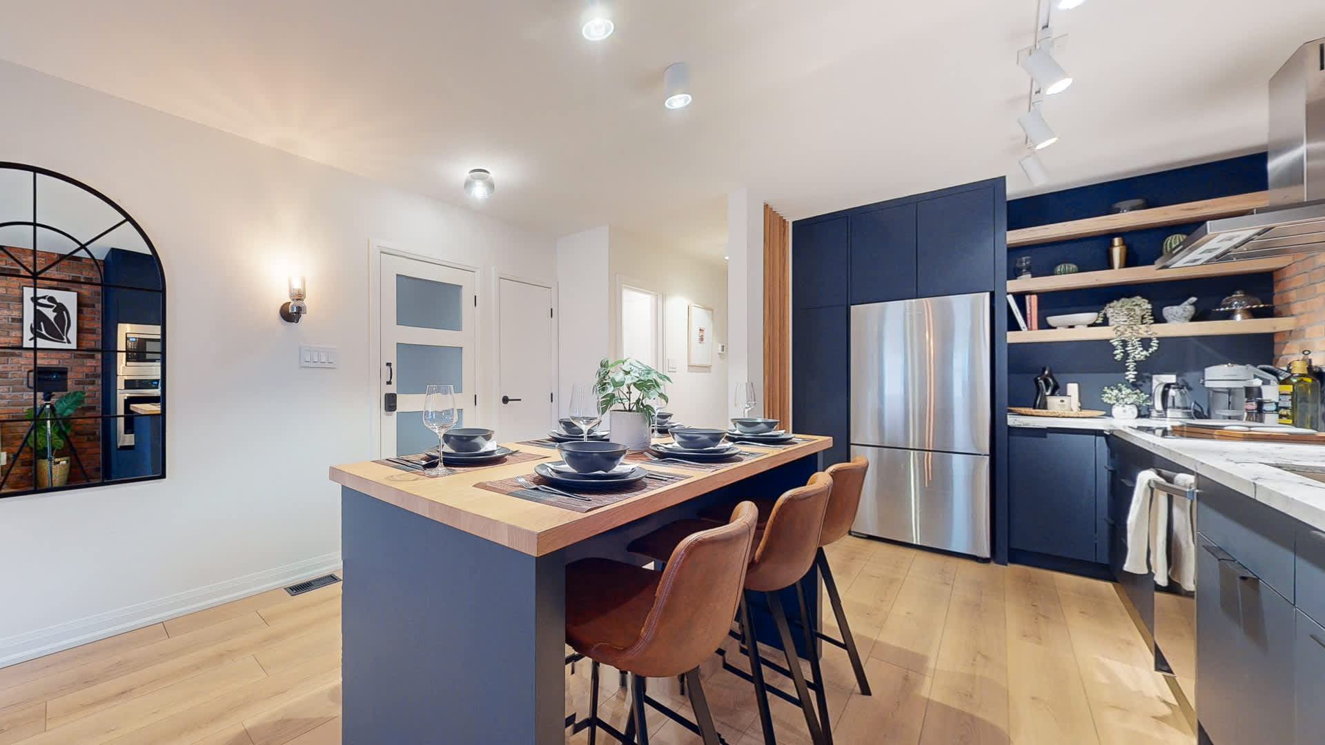 Casa Hotels Elegant 2BR Suite in Leslieville | Photo 2