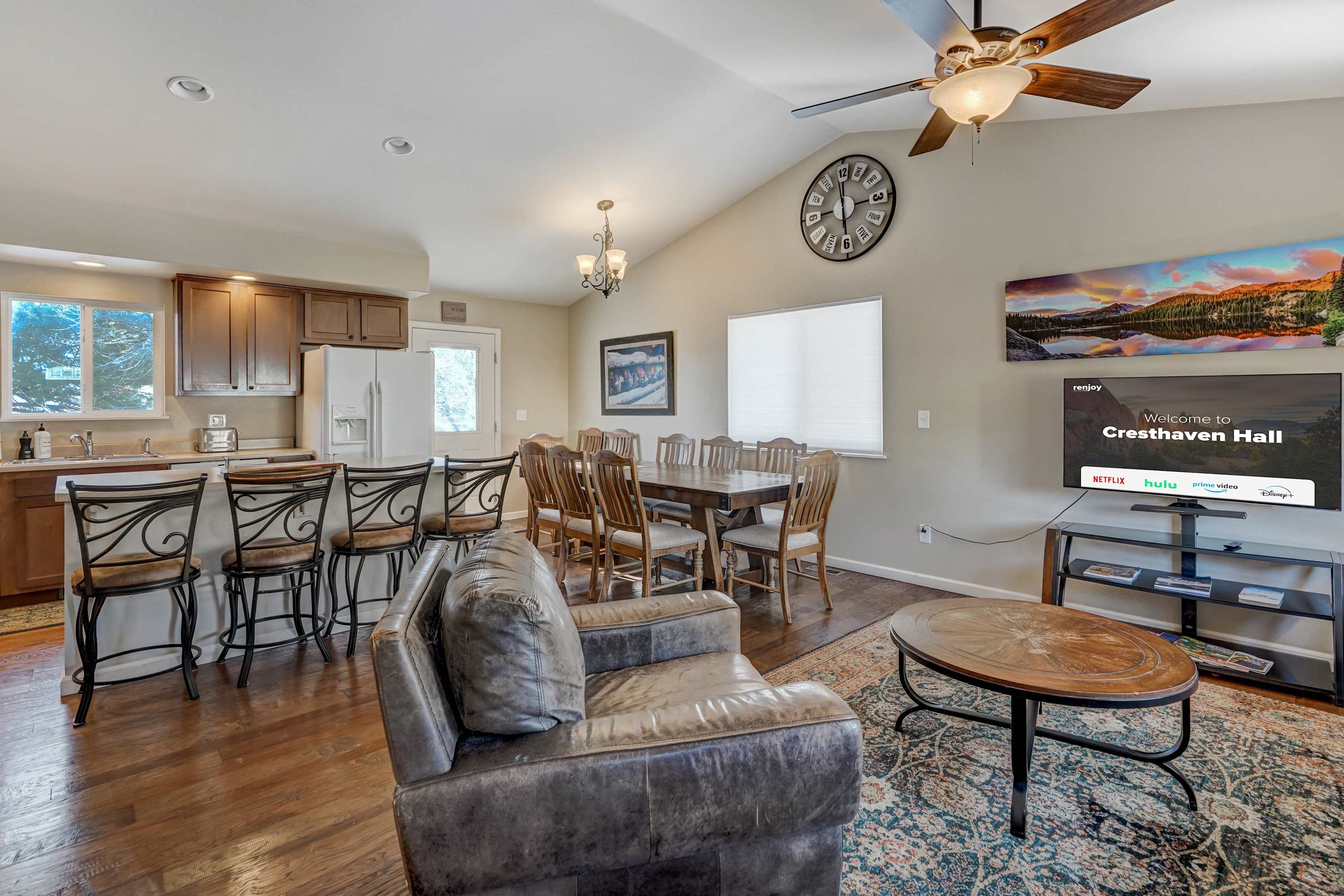 Cresthaven Hall! 2 Mins to UCCS, Family Fun & BBQ — Colorado Springs, CO — vacation rental