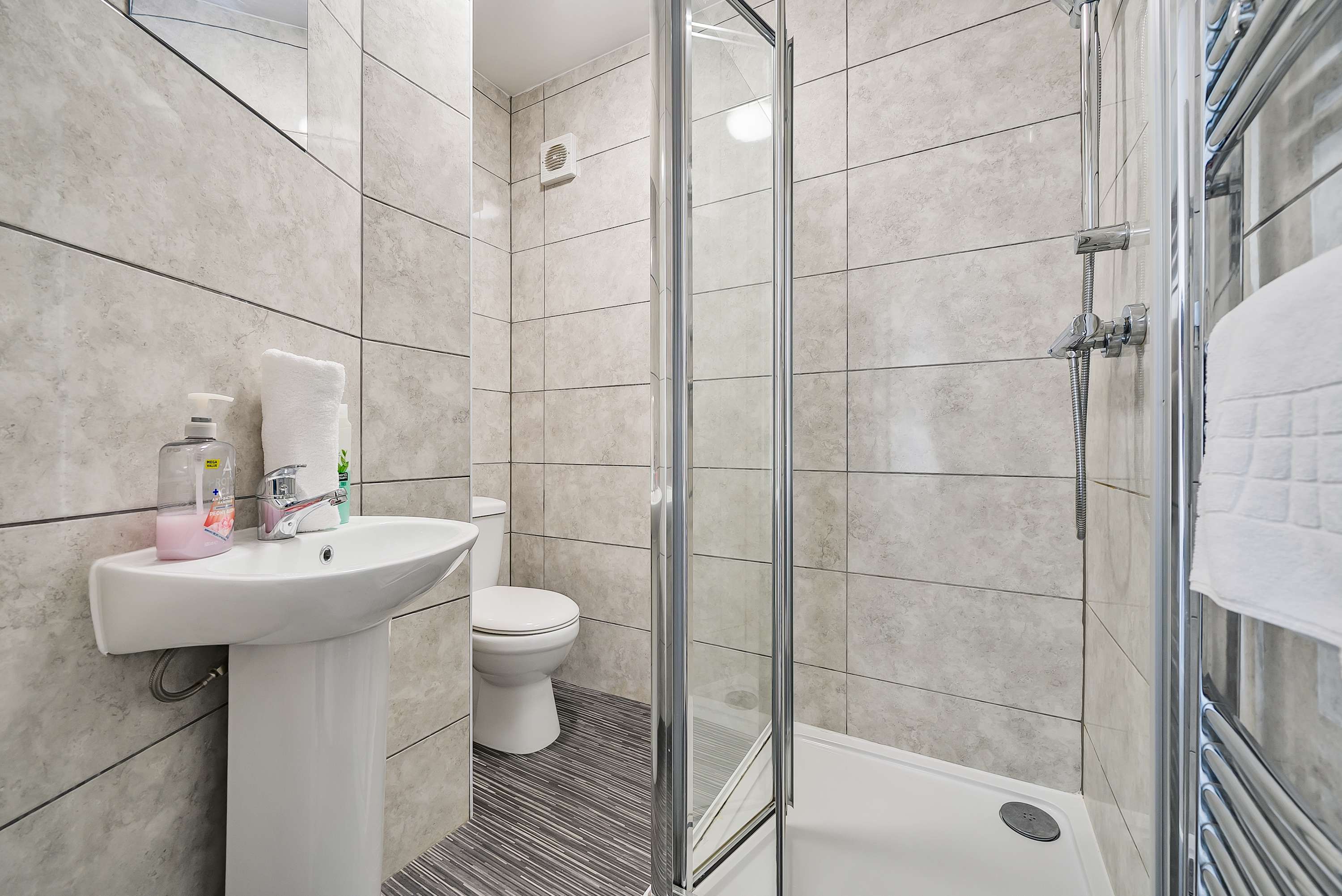 Stylish & Quirky home in Liverpool - Free Parking in Kempton Road 25 L15 1HE - Property image 10 - VivreStays