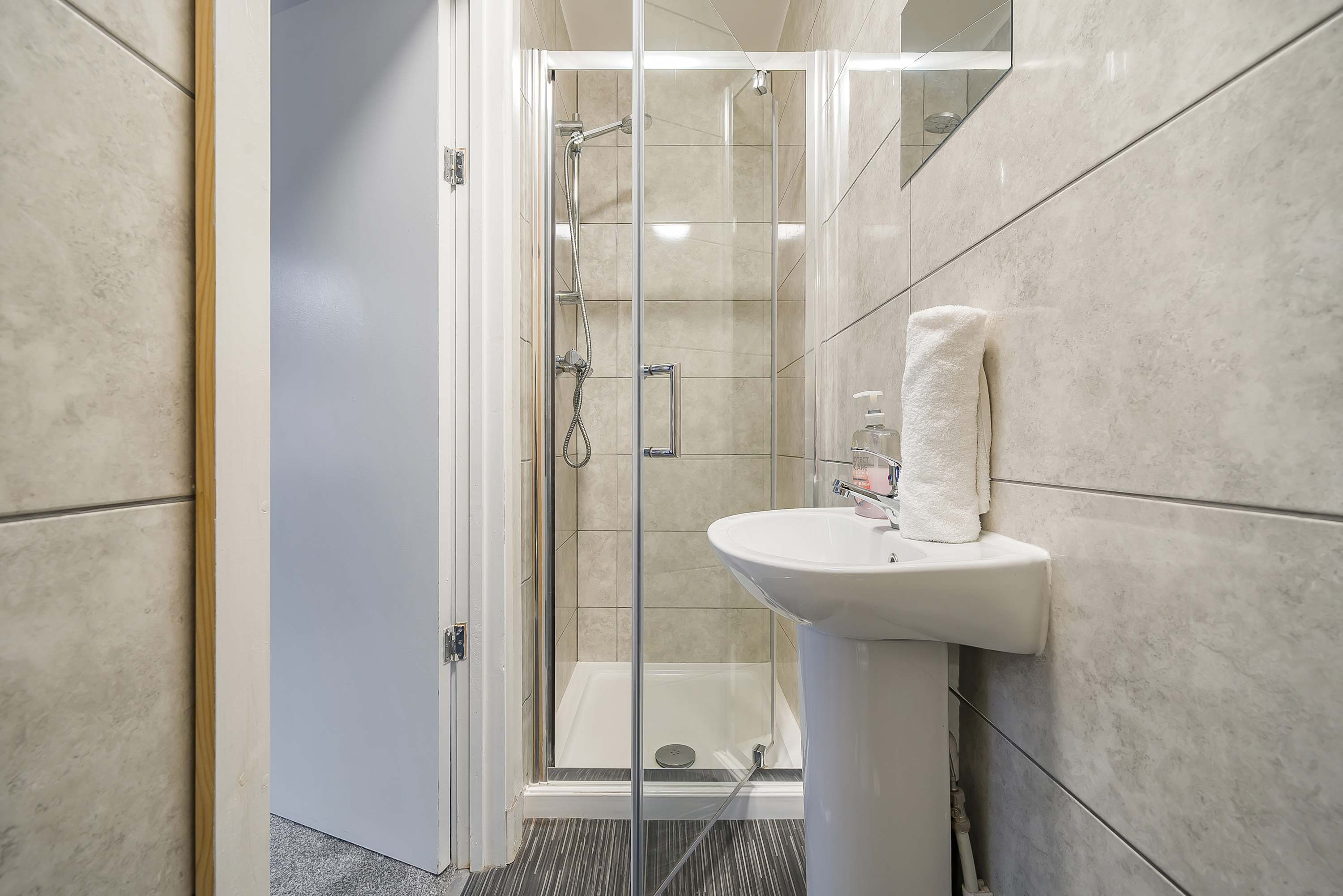 Stylish & Quirky home in Liverpool - Free Parking in Kempton Road 25 L15 1HE - Property image 12 - VivreStays