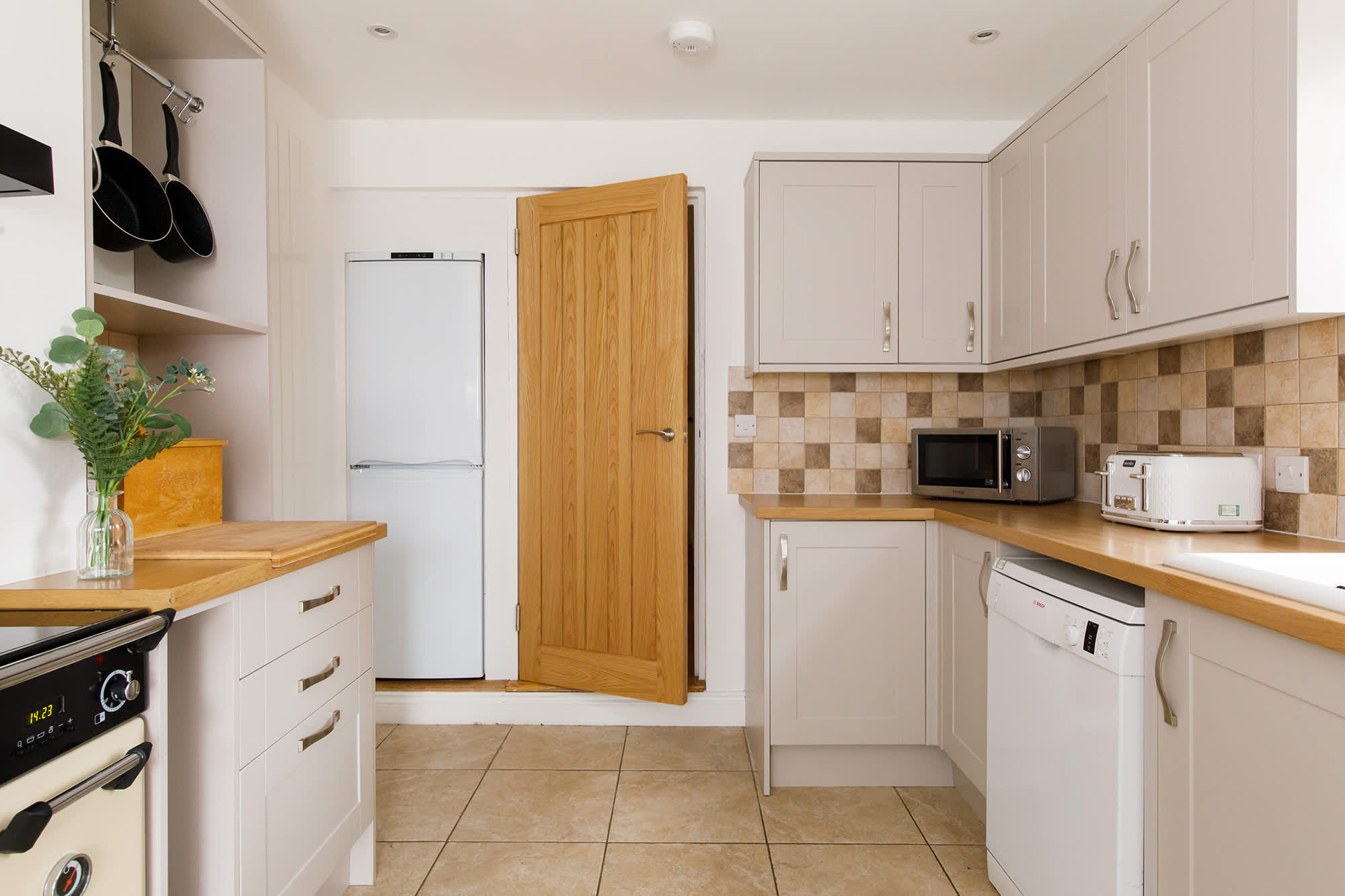 The kitchen has everything you need to prepare all meals and drinks.