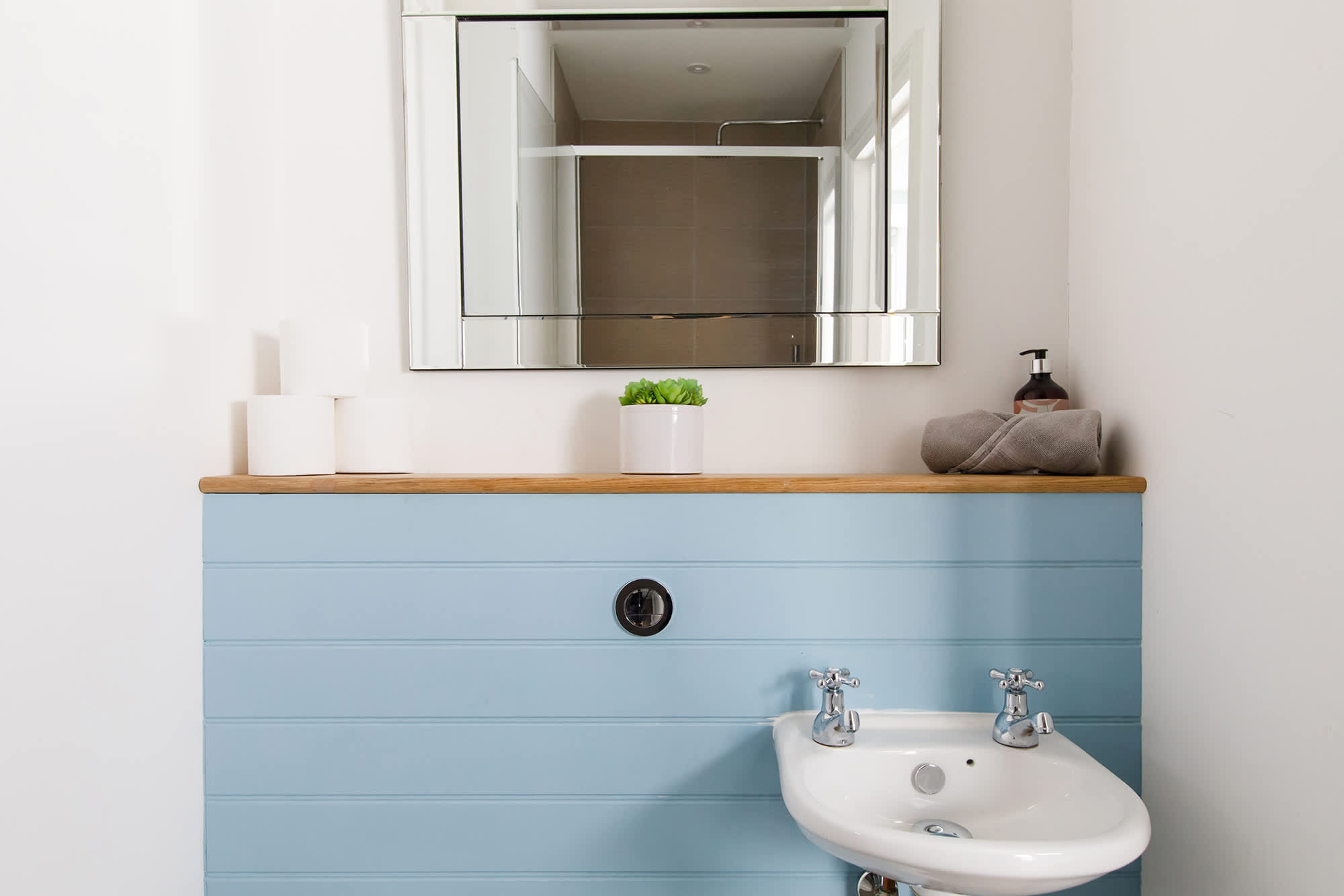 An en suite bathroom can be found off the king size bedroom