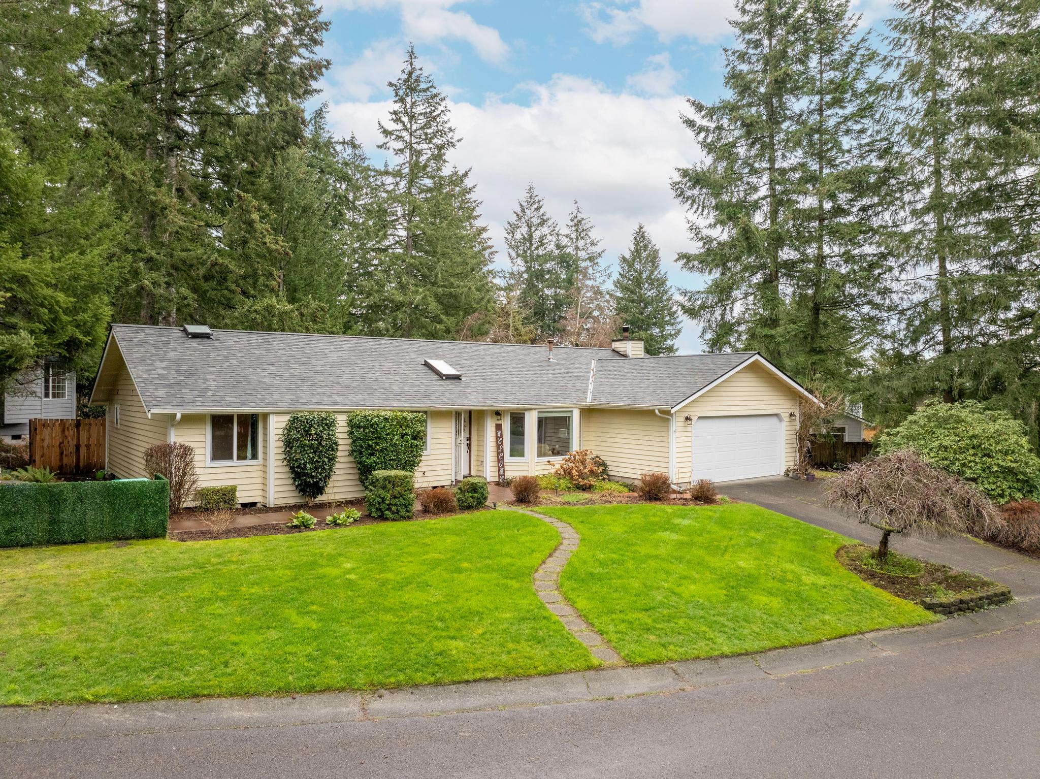 Large Family-Friendly Home on NW Side – Dogs OK