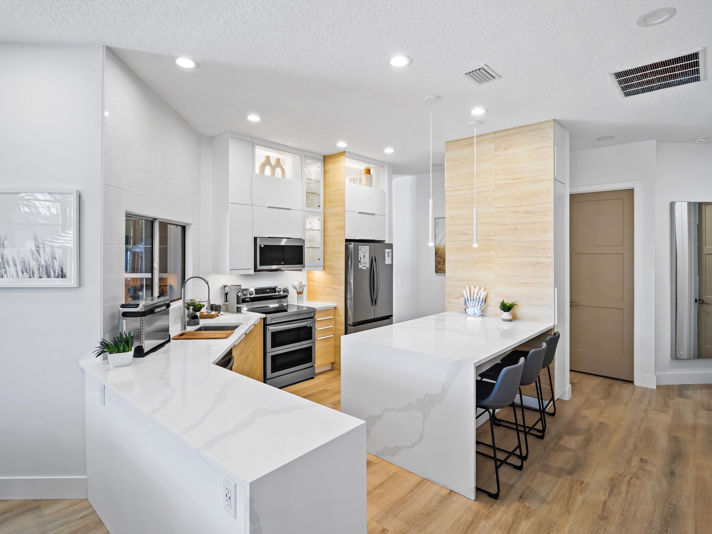 Luxury 5-Bedroom Retreat with Pool 4