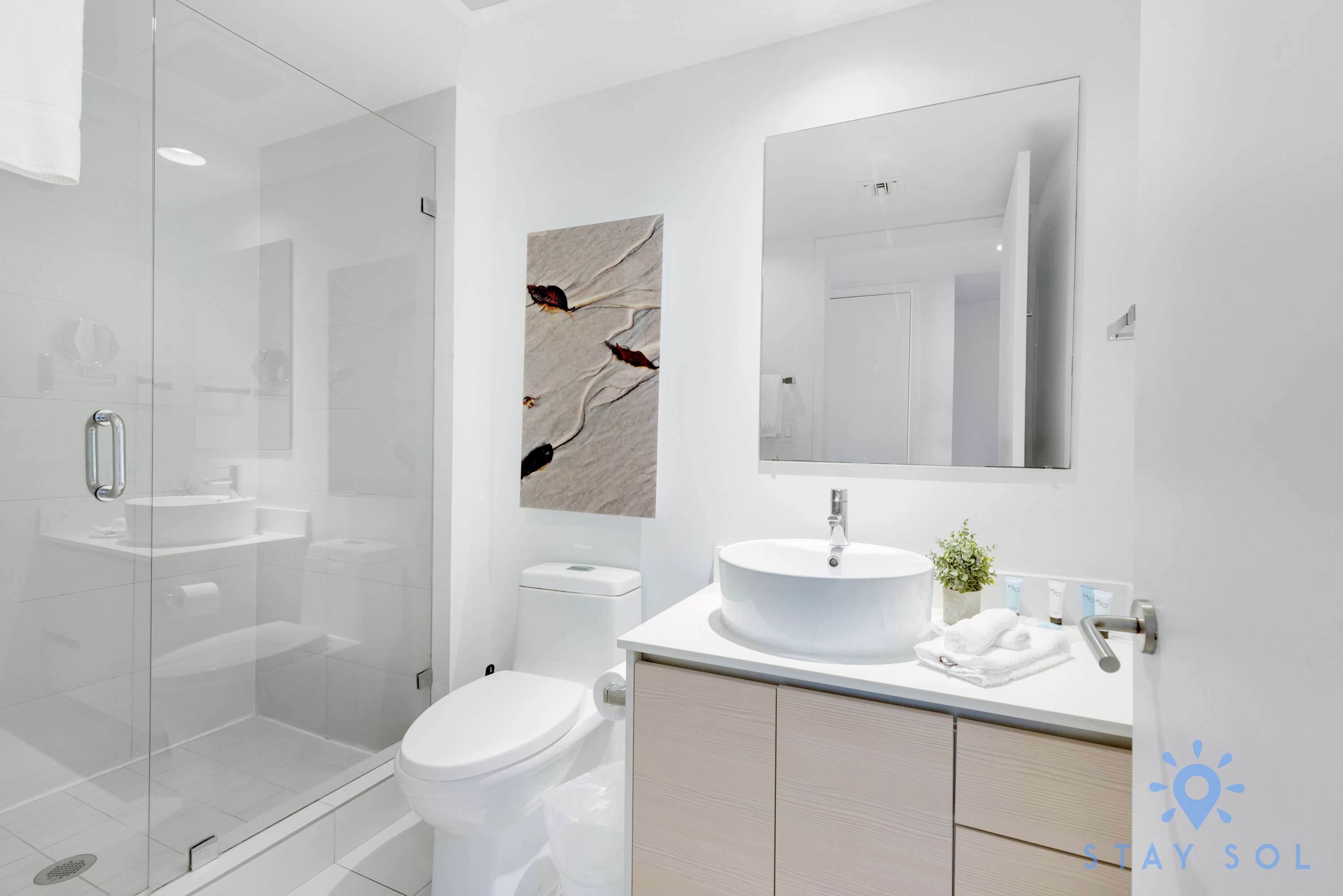 Stylish Beachside Studio | Balcony Views | Miami