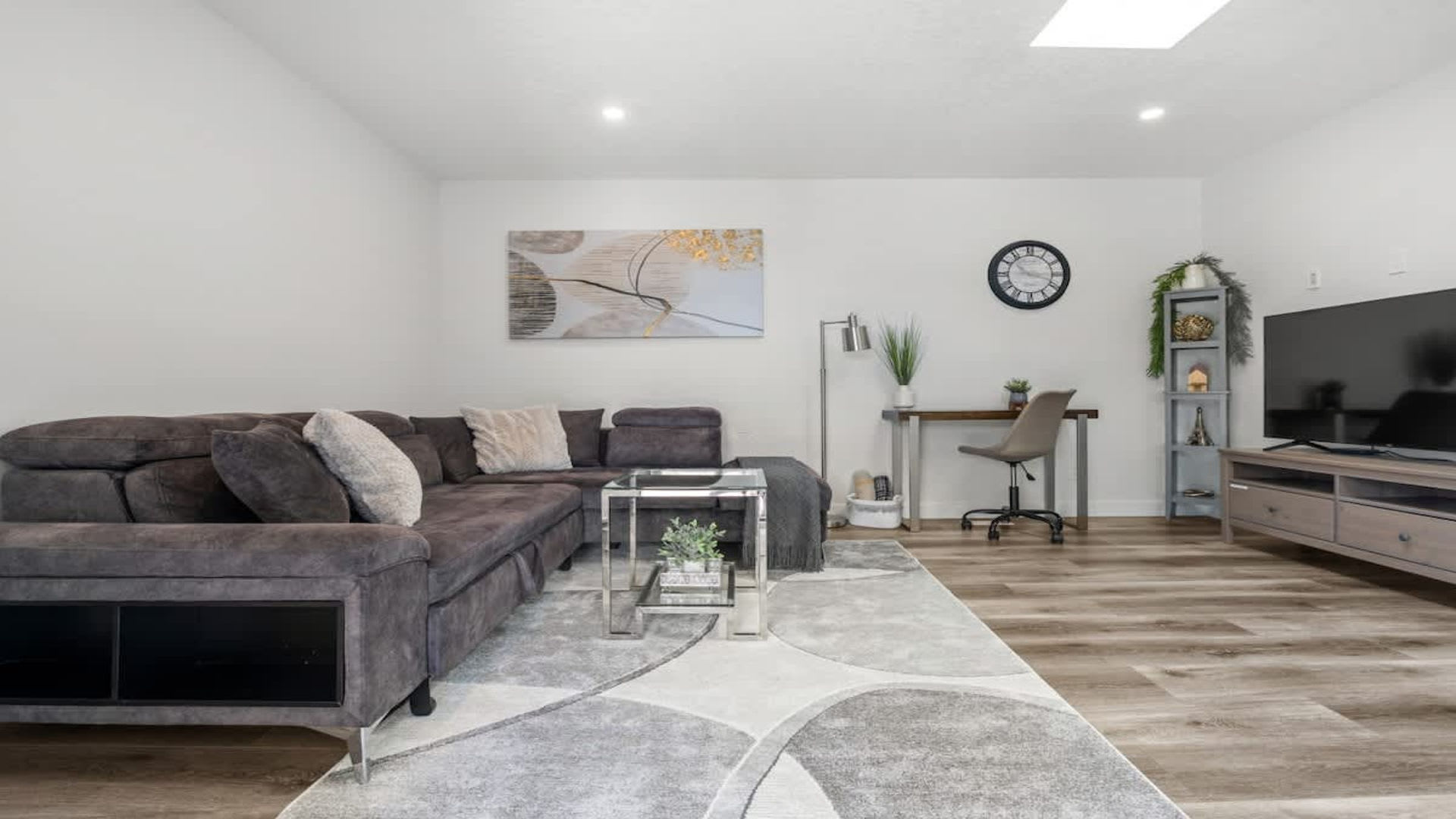 Charming Carriage Suite With Balcony And Garage - Beautiful And Cozy - Canada