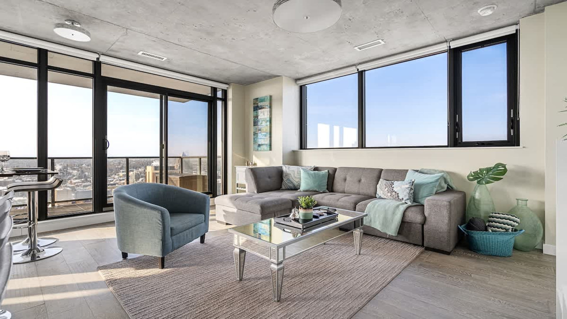 Stunning City And Mountain Views With Pool And Gym - Elegant Escape - Canadá