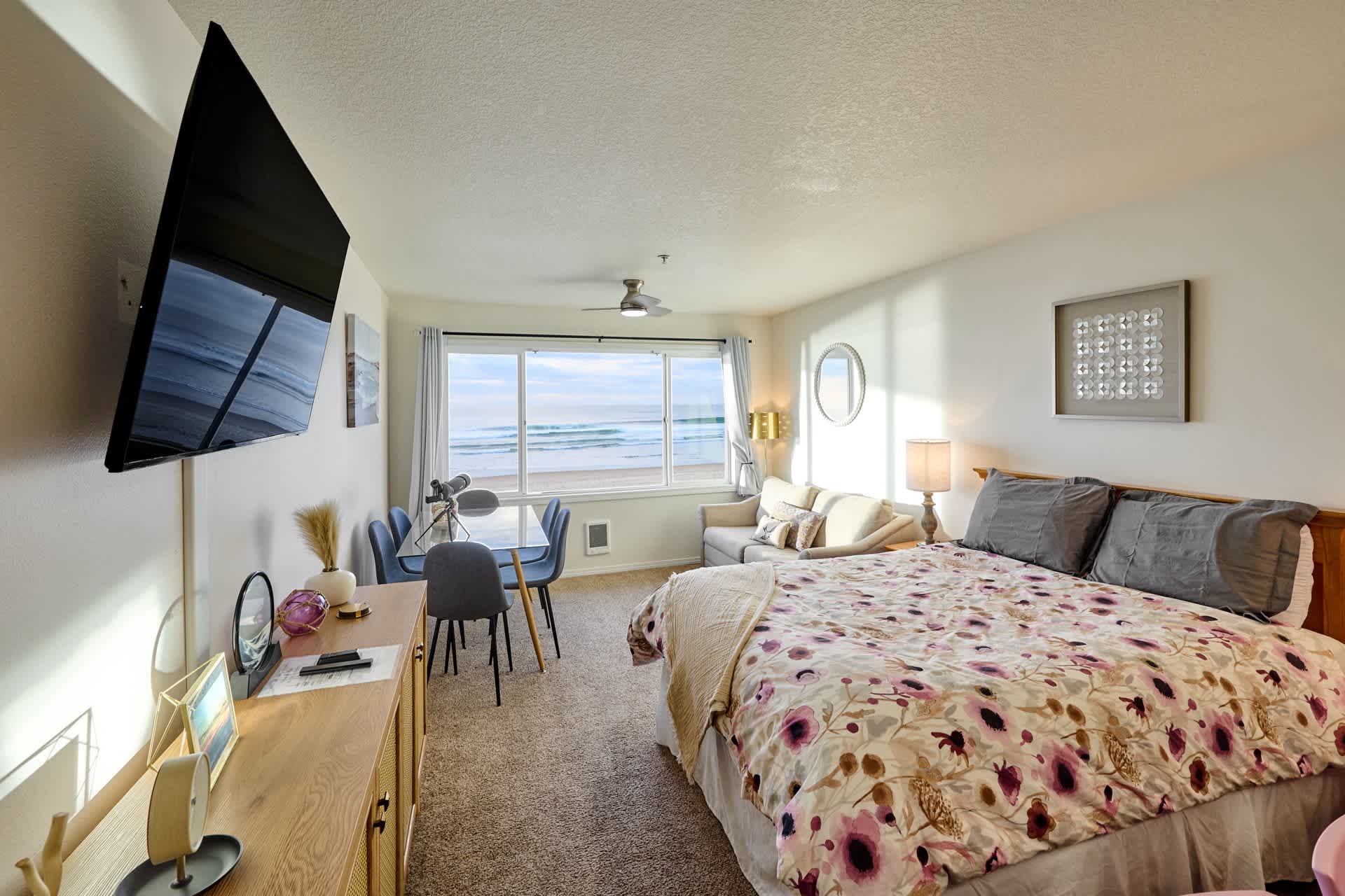 Oceanfront Suite With Beach Access - Pool and Sauna!