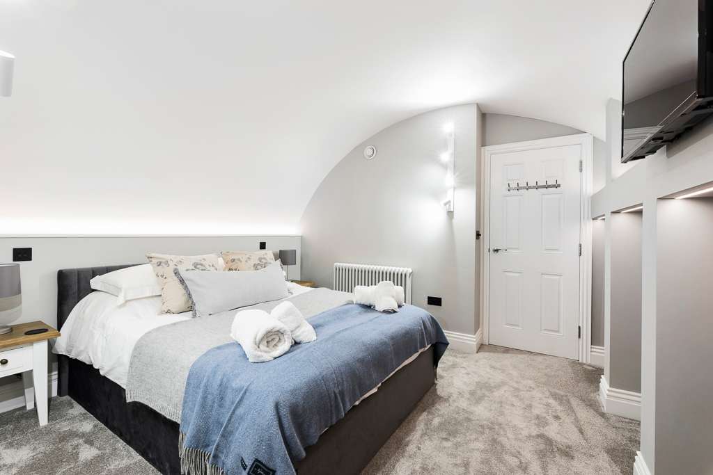 View Wine Vaults with Hot Tub & Private Courtyard in Walcot Street 114 BA1 5BG Wine Vaults with Hot Tub & Private Courtyard in Walcot Street 114 BA1 5BG - Property image 5 - VivreStays