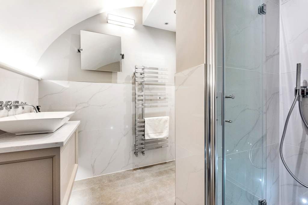 View Wine Vaults with Hot Tub & Private Courtyard in Walcot Street 114 BA1 5BG Wine Vaults with Hot Tub & Private Courtyard in Walcot Street 114 BA1 5BG - Property image 17 - VivreStays