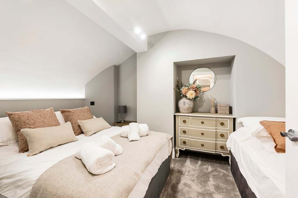 View Wine Vaults with Hot Tub & Private Courtyard in Walcot Street 114 BA1 5BG Wine Vaults with Hot Tub & Private Courtyard in Walcot Street 114 BA1 5BG - Property image 15 - VivreStays