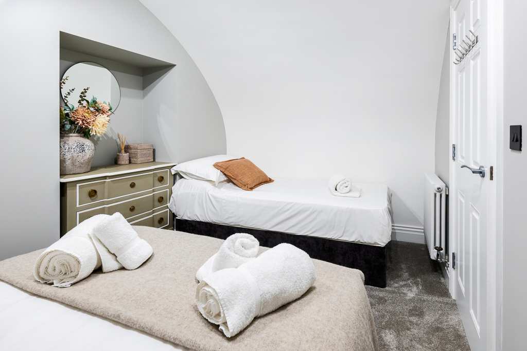View Wine Vaults with Hot Tub & Private Courtyard in Walcot Street 114 BA1 5BG Wine Vaults with Hot Tub & Private Courtyard in Walcot Street 114 BA1 5BG - Property image 16 - VivreStays