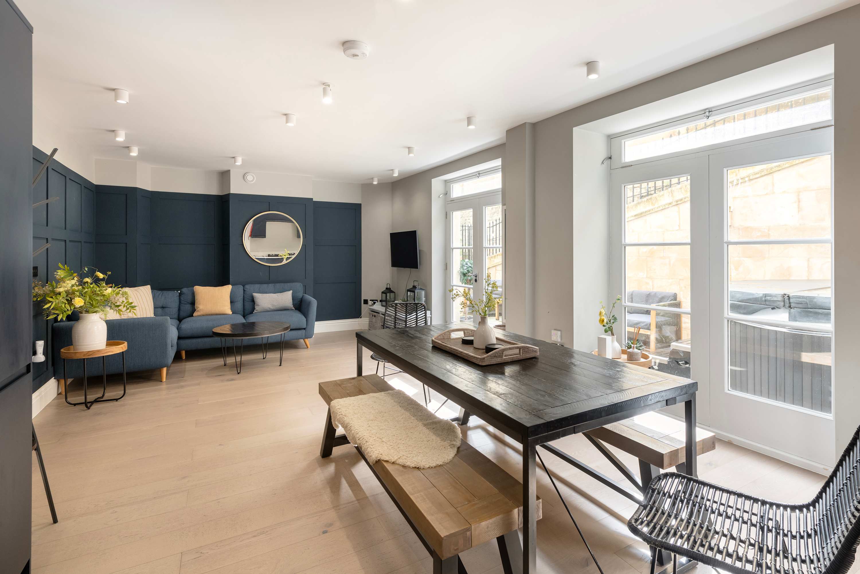 View Wine Vaults with Hot Tub & Private Courtyard in Walcot Street 114 BA1 5BG Wine Vaults with Hot Tub & Private Courtyard in Walcot Street 114 BA1 5BG - Property image 4 - VivreStays